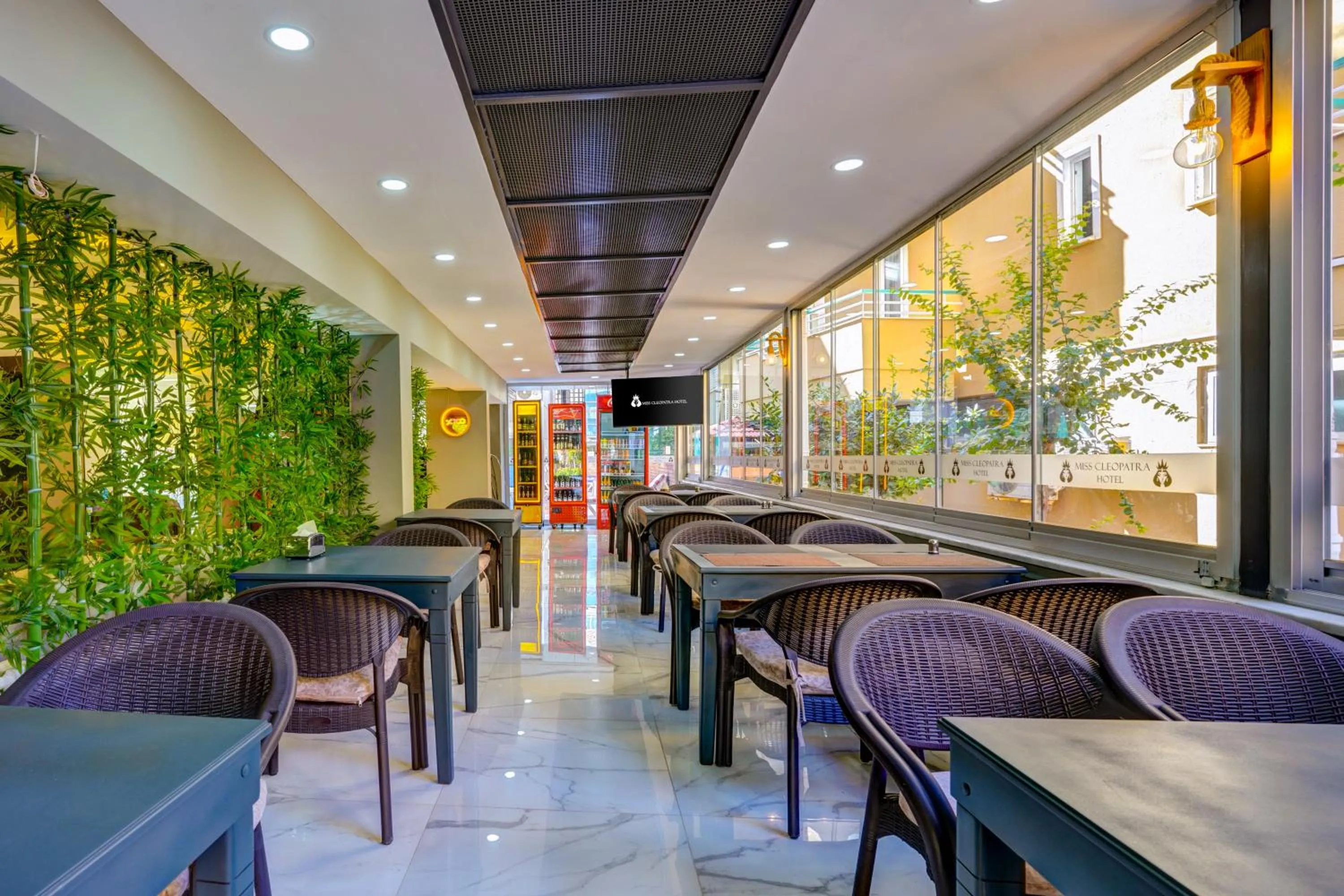 Restaurant/places to eat in Miss Cleopatra Hotel