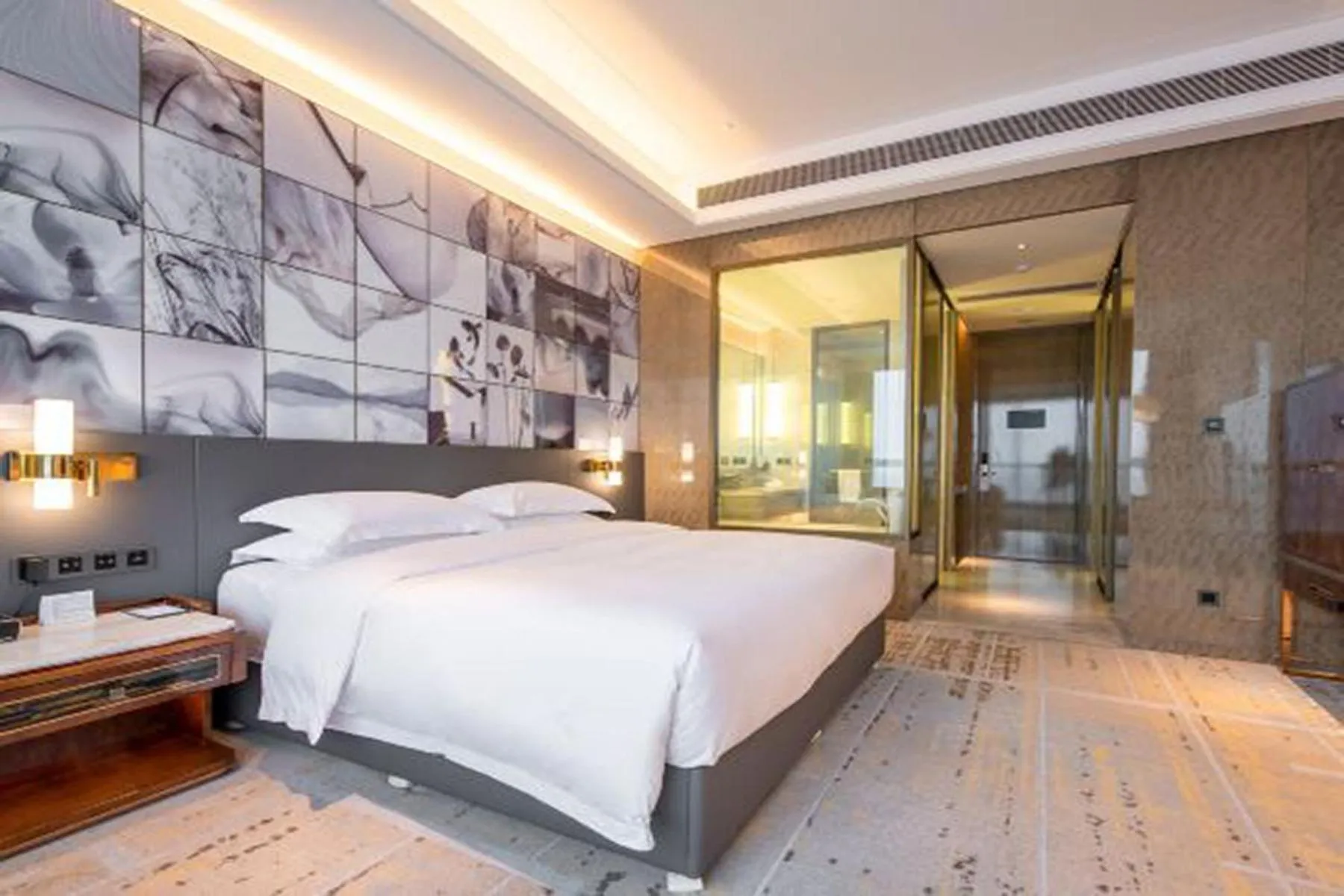 Photo of the whole room, Bed in Wyndham Grand Suzhou Fenhu