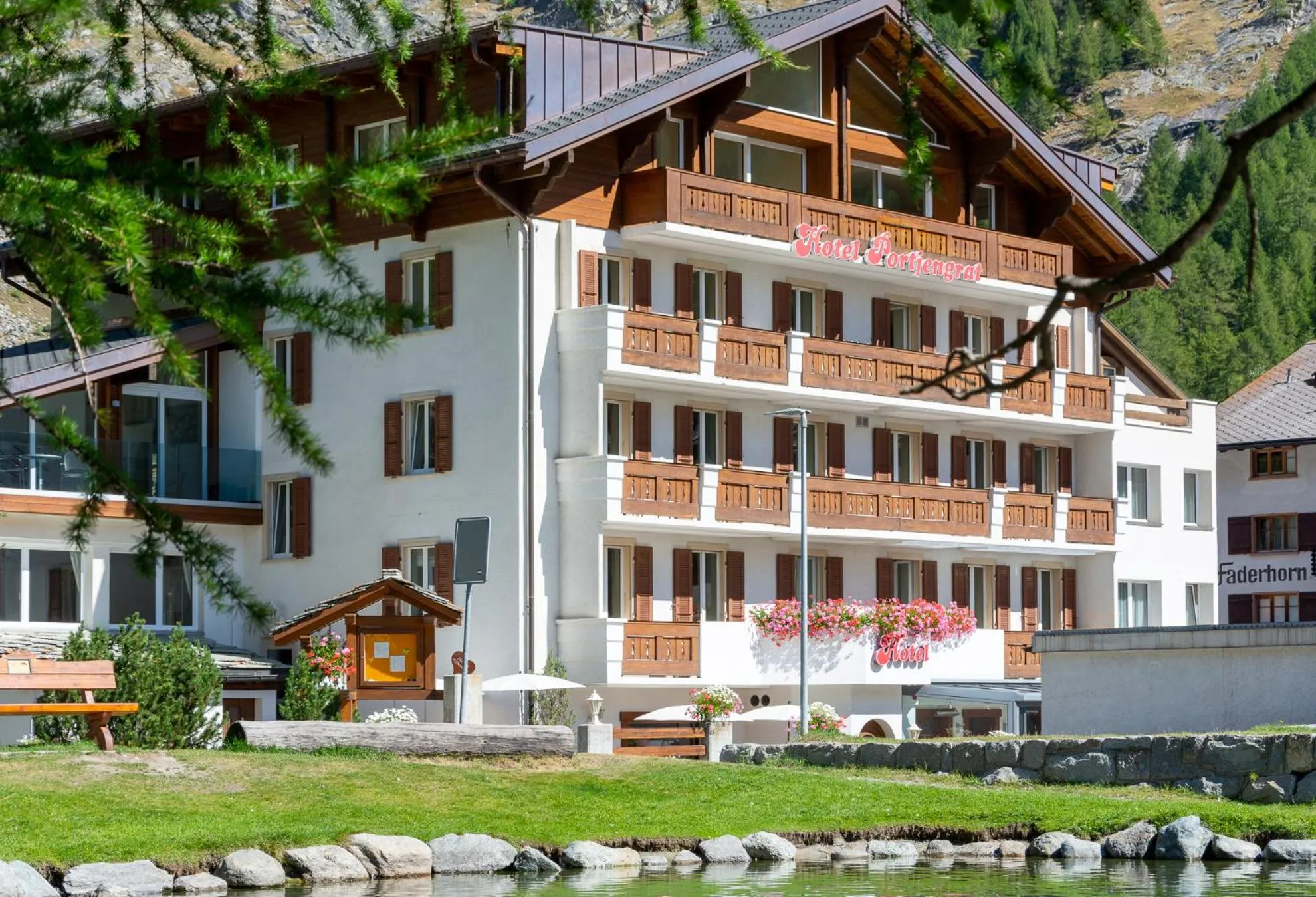 Property building in Hotel Portjengrat