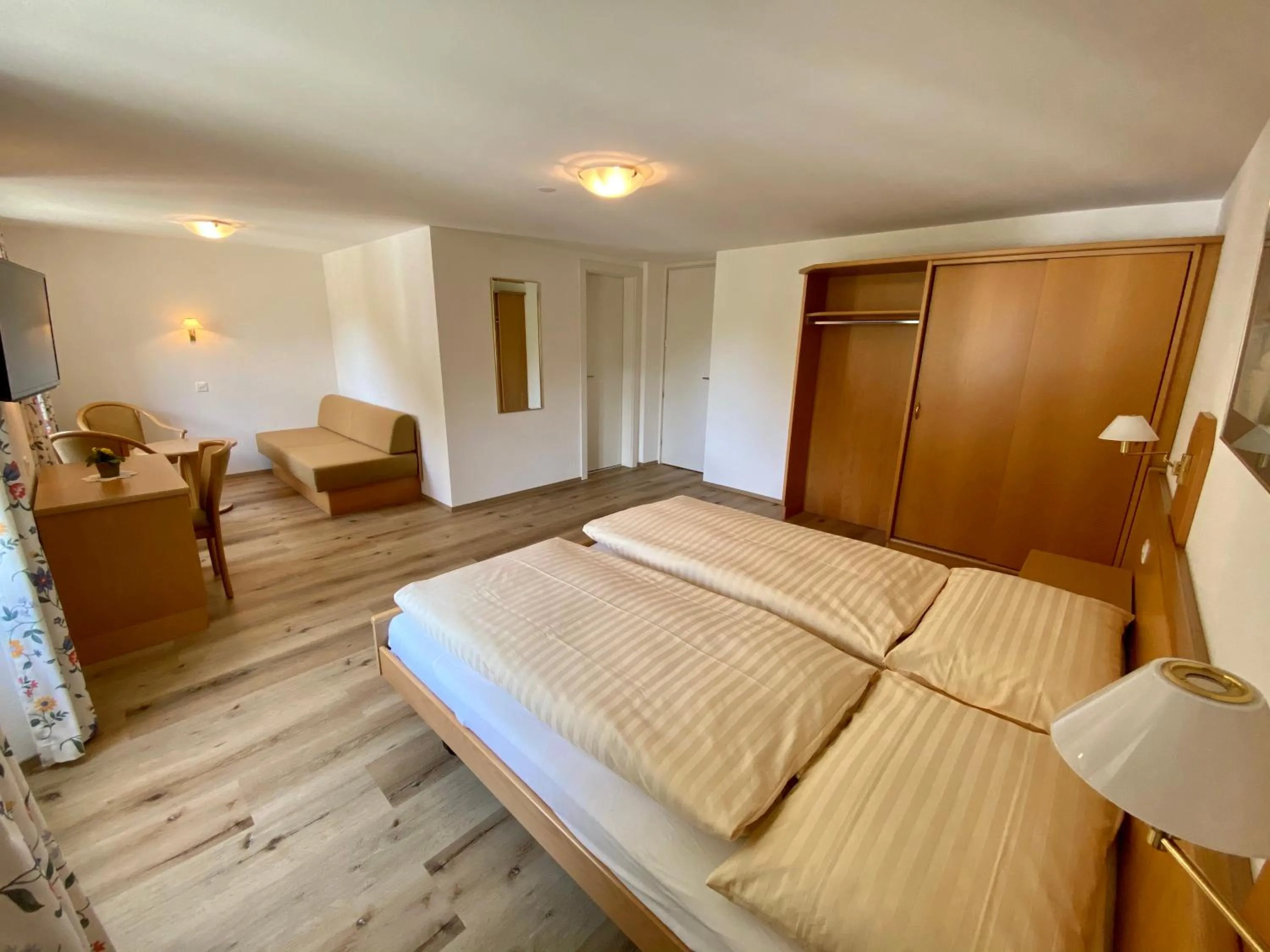 Photo of the whole room, Bed in Hotel Portjengrat