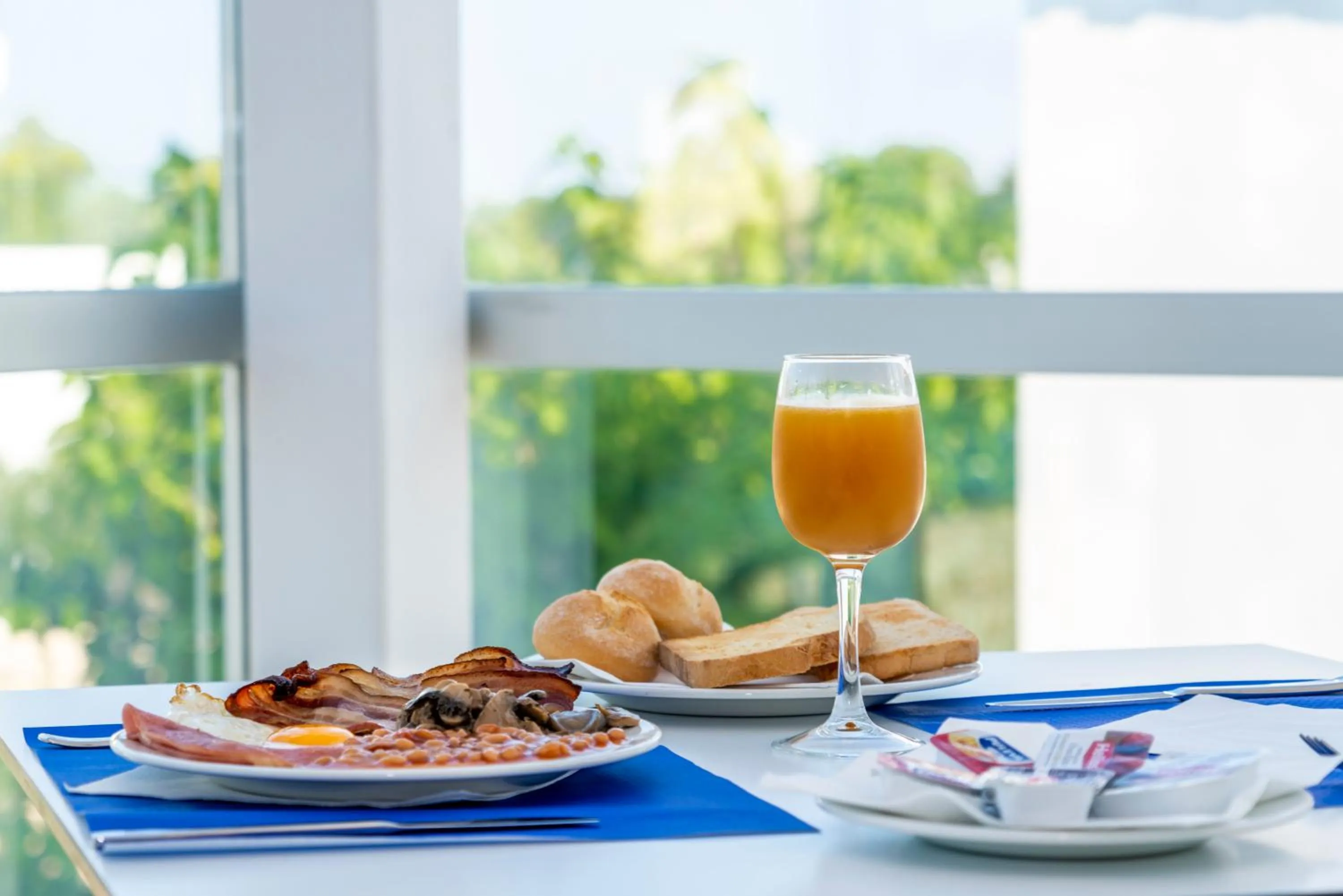Buffet breakfast in Apartaments Cales de Ponent