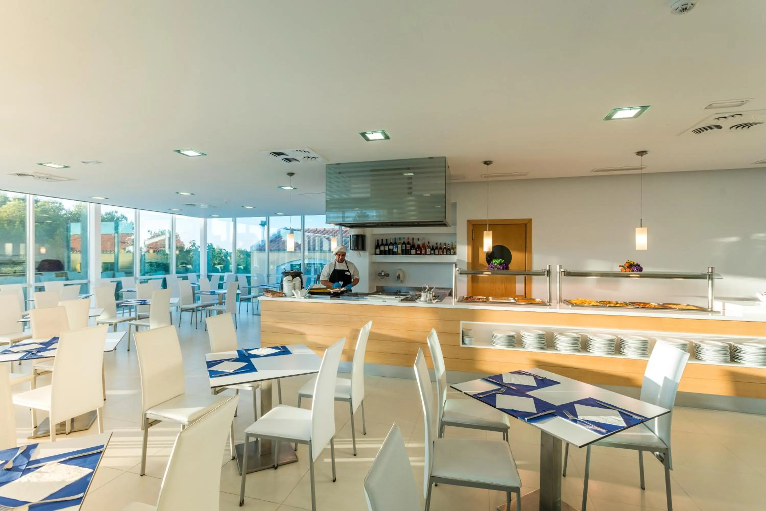 Restaurant/places to eat in Apartaments Cales de Ponent