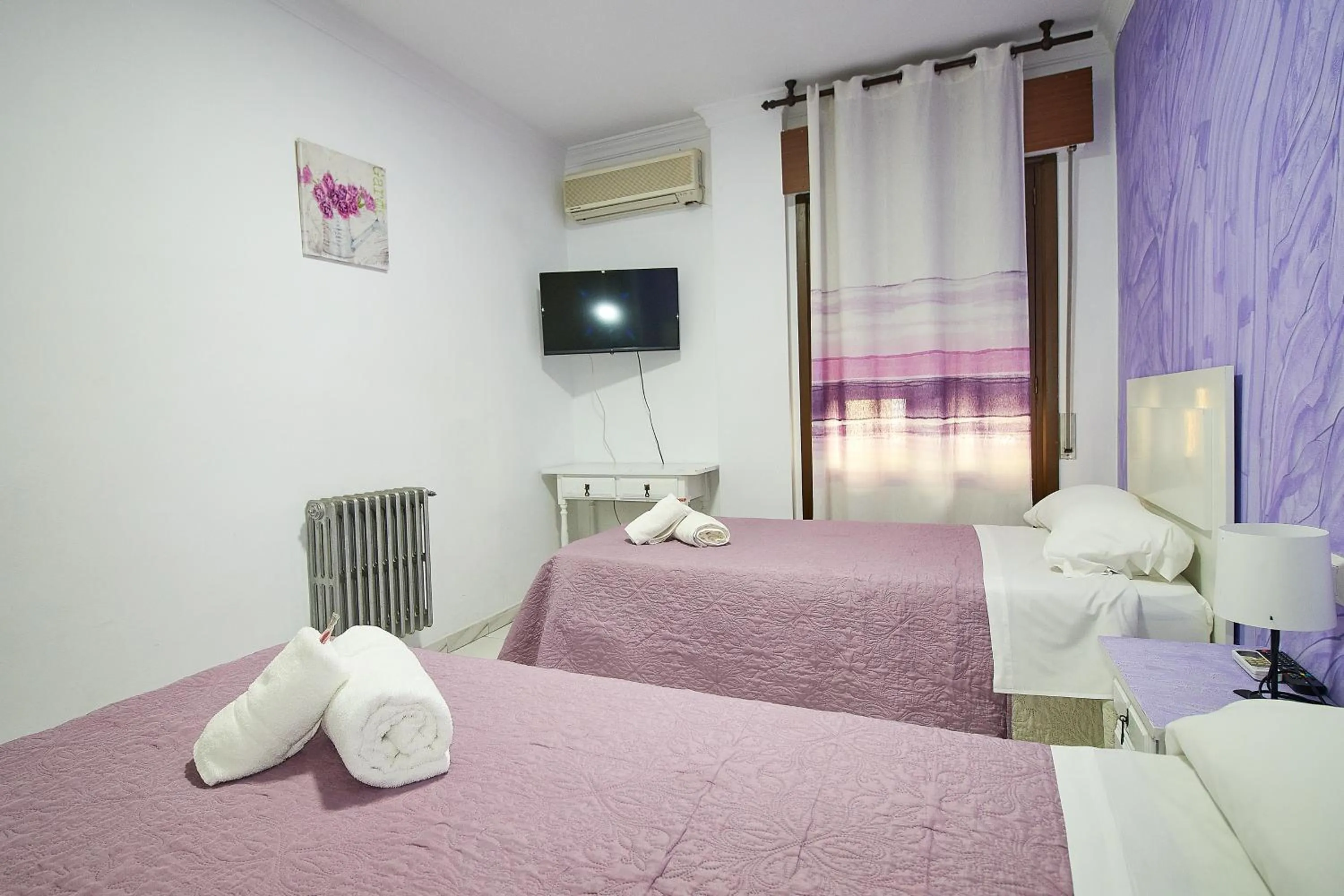 Bedroom, Bed in Hotel Virgen de los Reyes