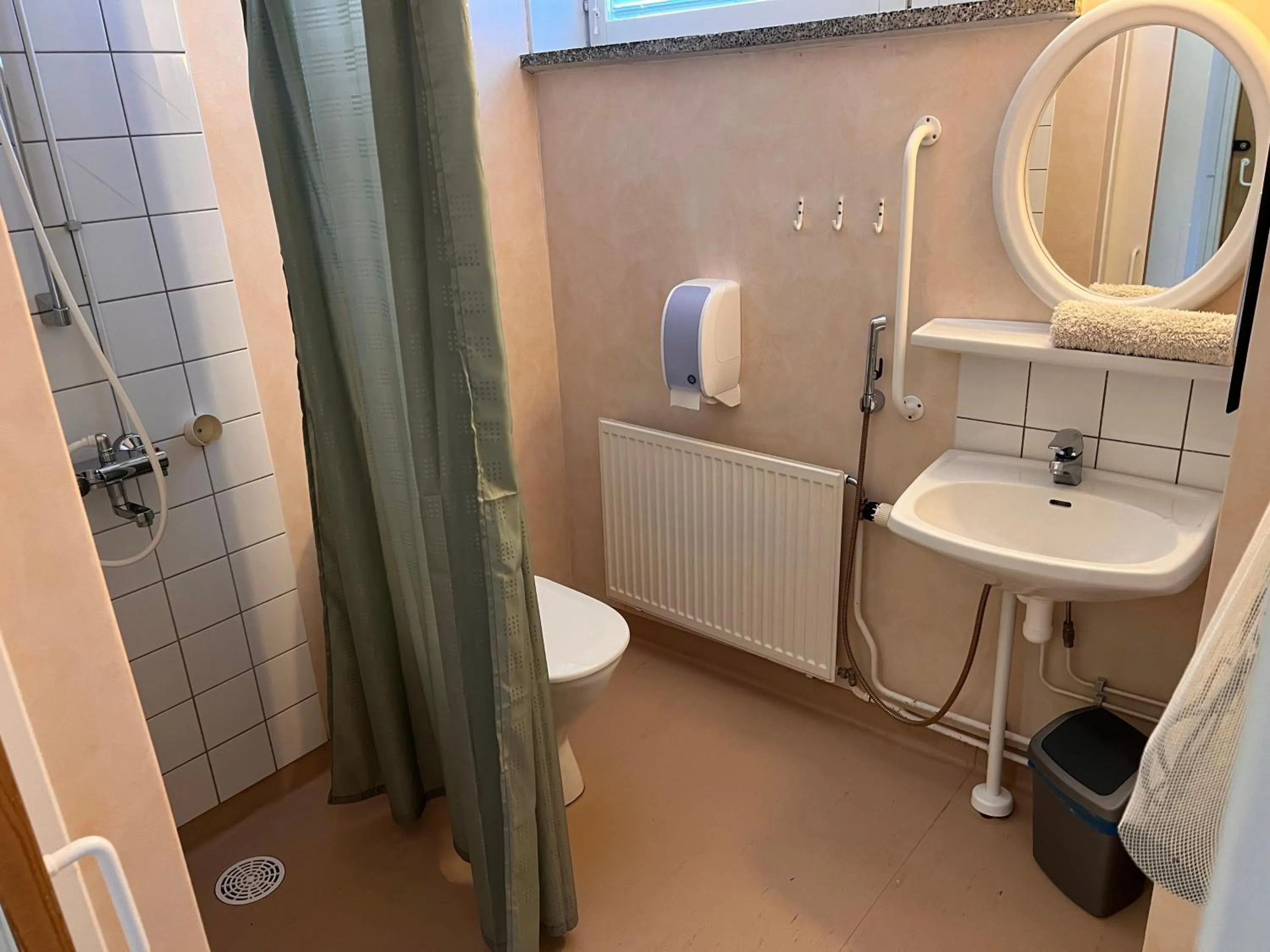 Shower in Budget Hotel Easystay
