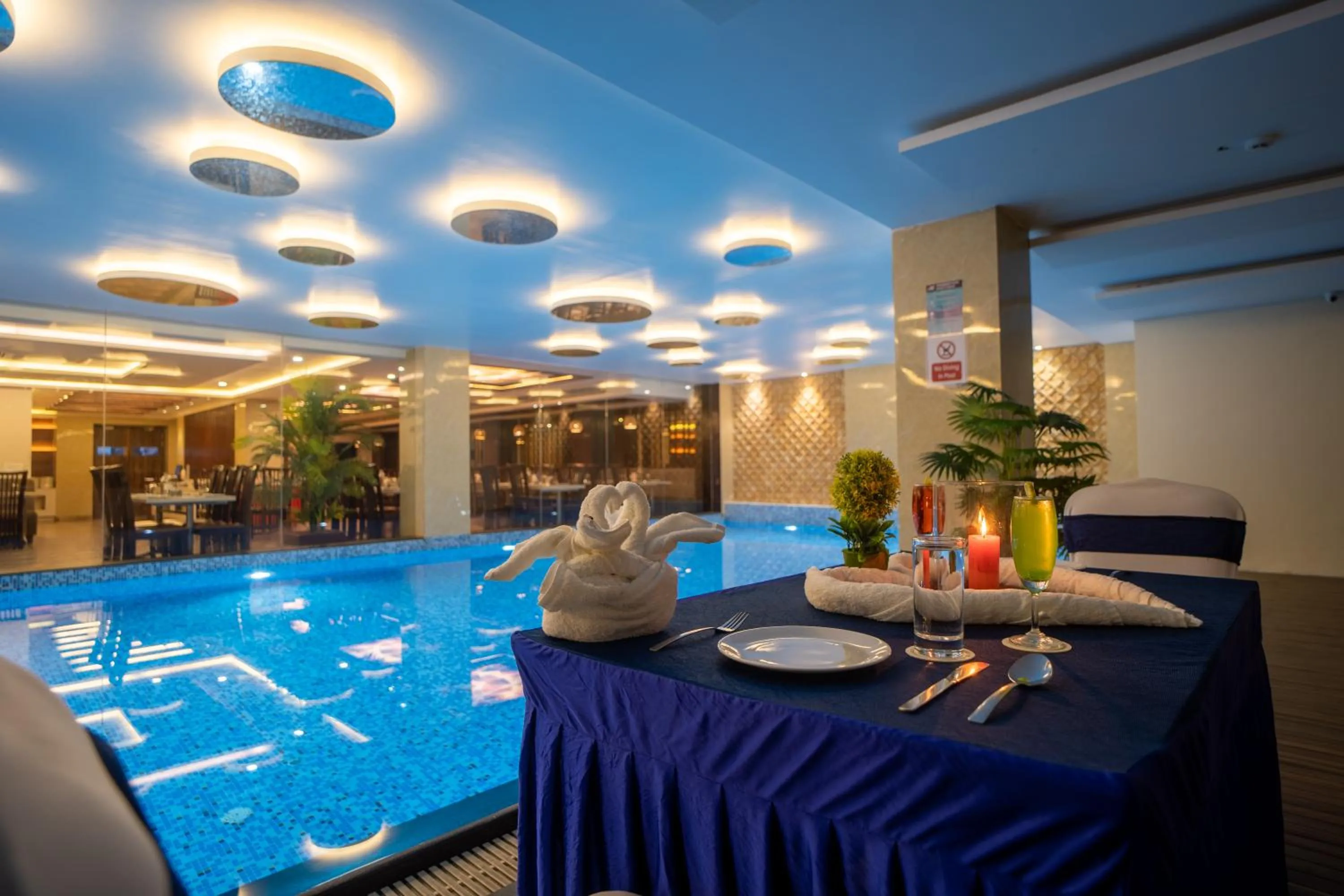 Swimming pool in Hotel Mansha Regency