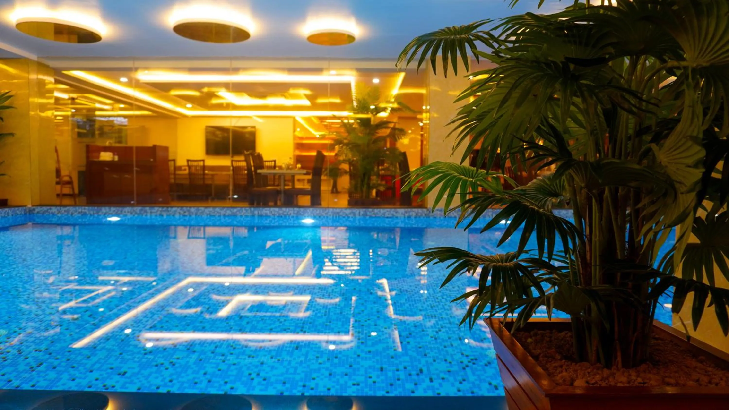 Swimming pool in Hotel Mansha Regency