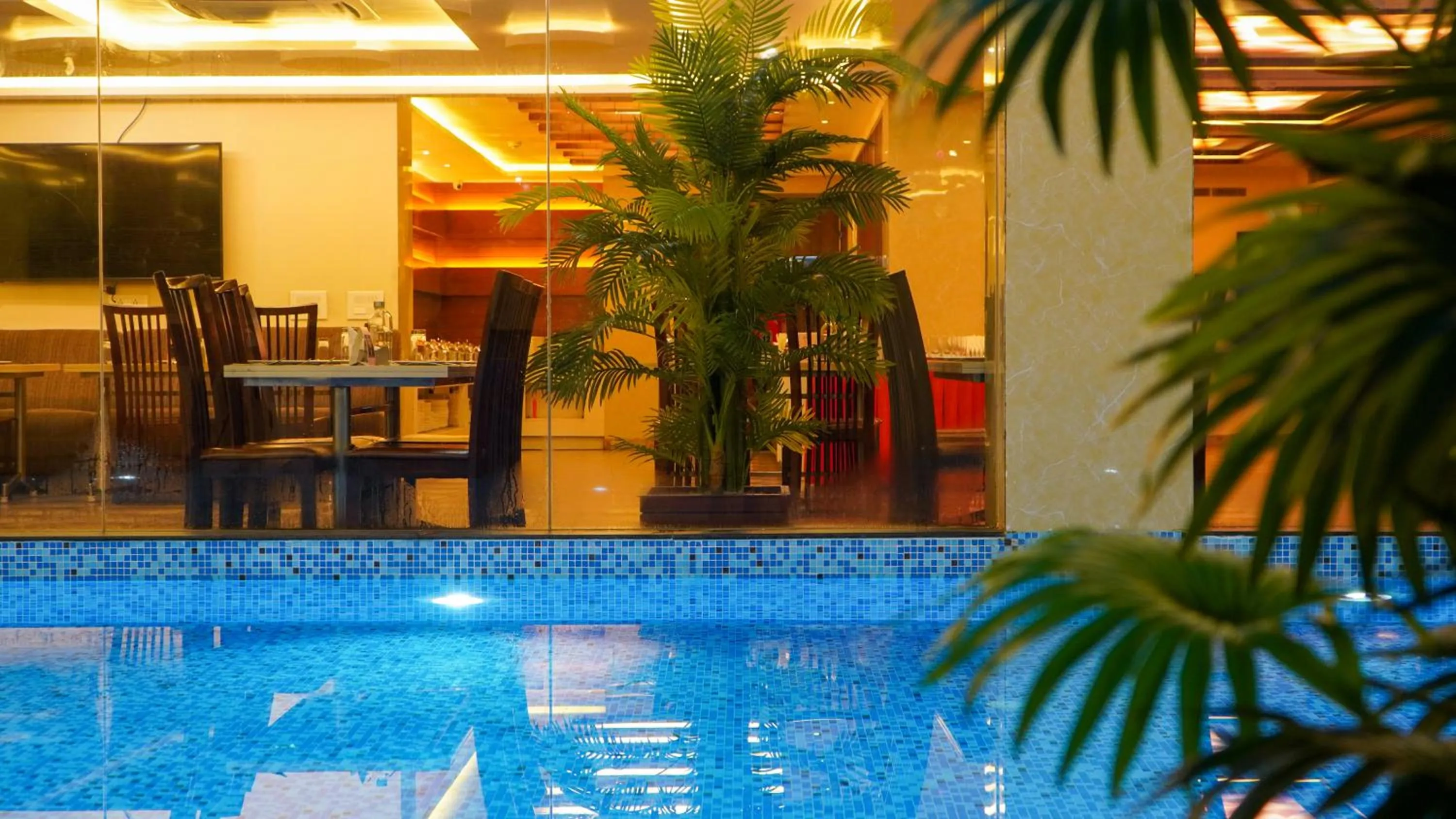 Swimming pool in Hotel Mansha Regency