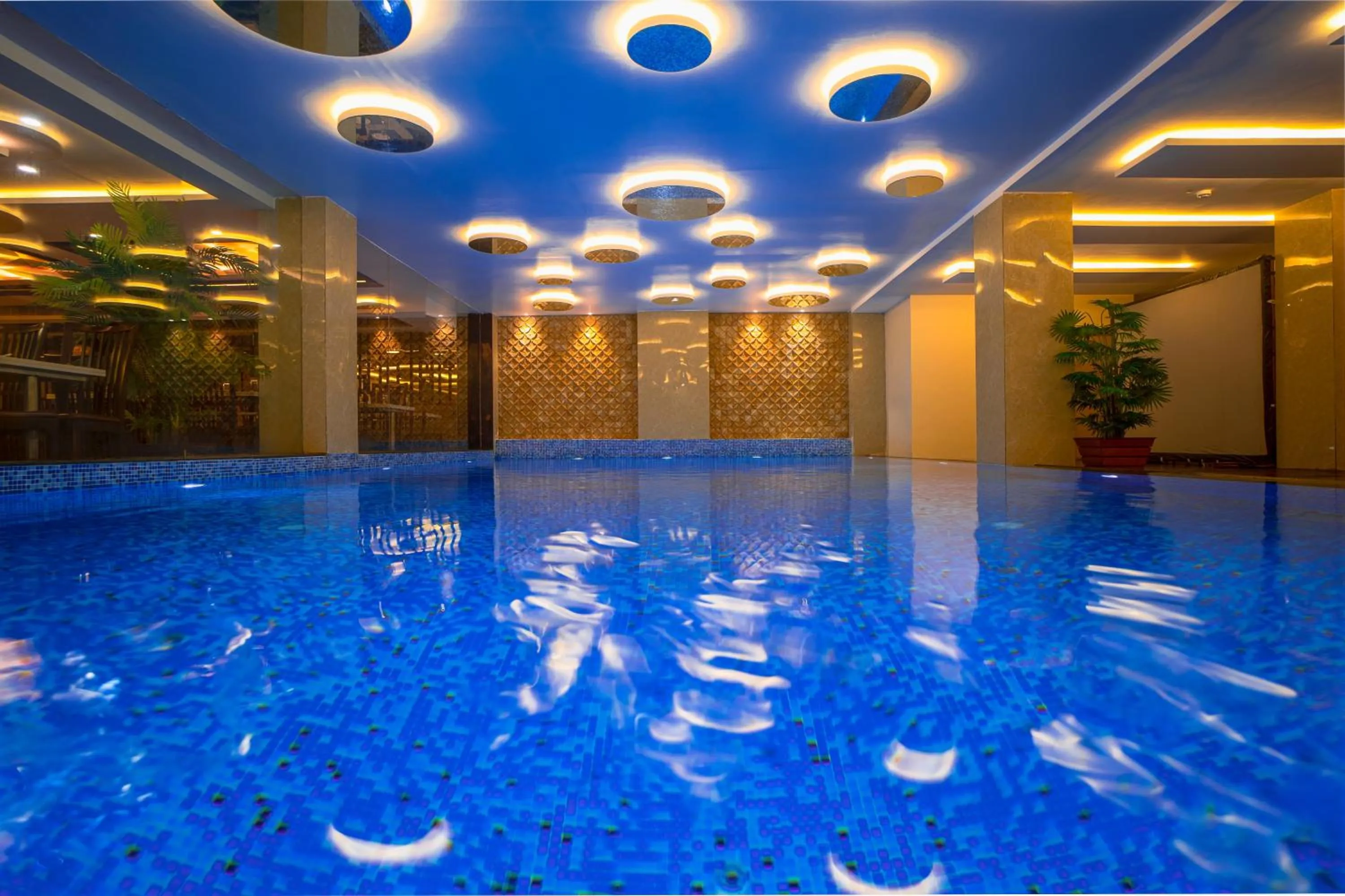 Swimming pool in Hotel Mansha Regency