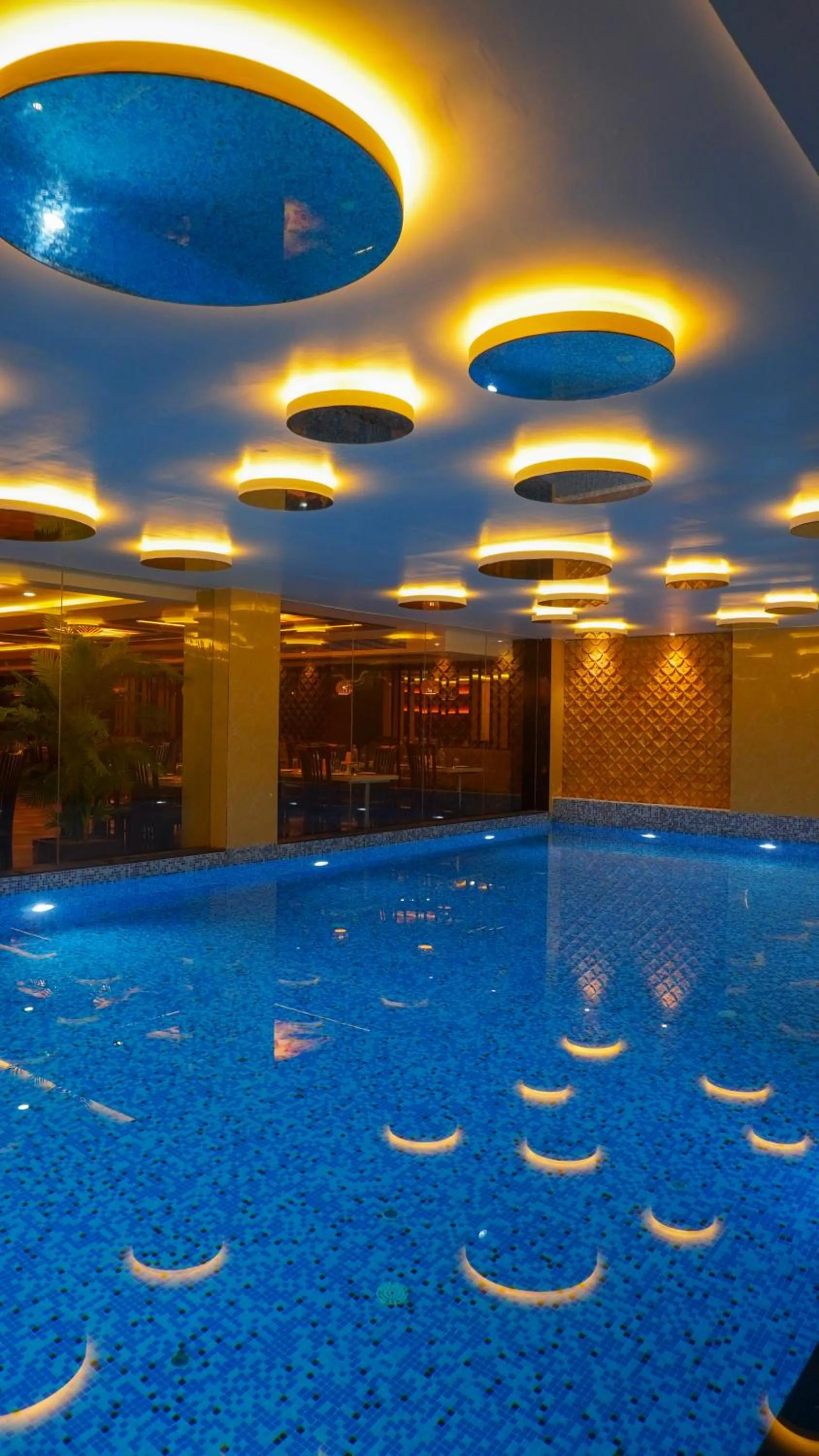 Swimming pool in Hotel Mansha Regency