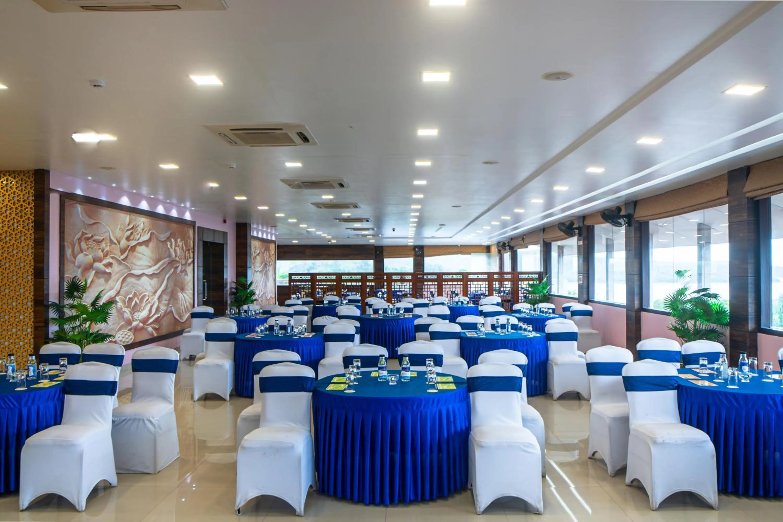 Business facilities in Hotel Mansha Regency