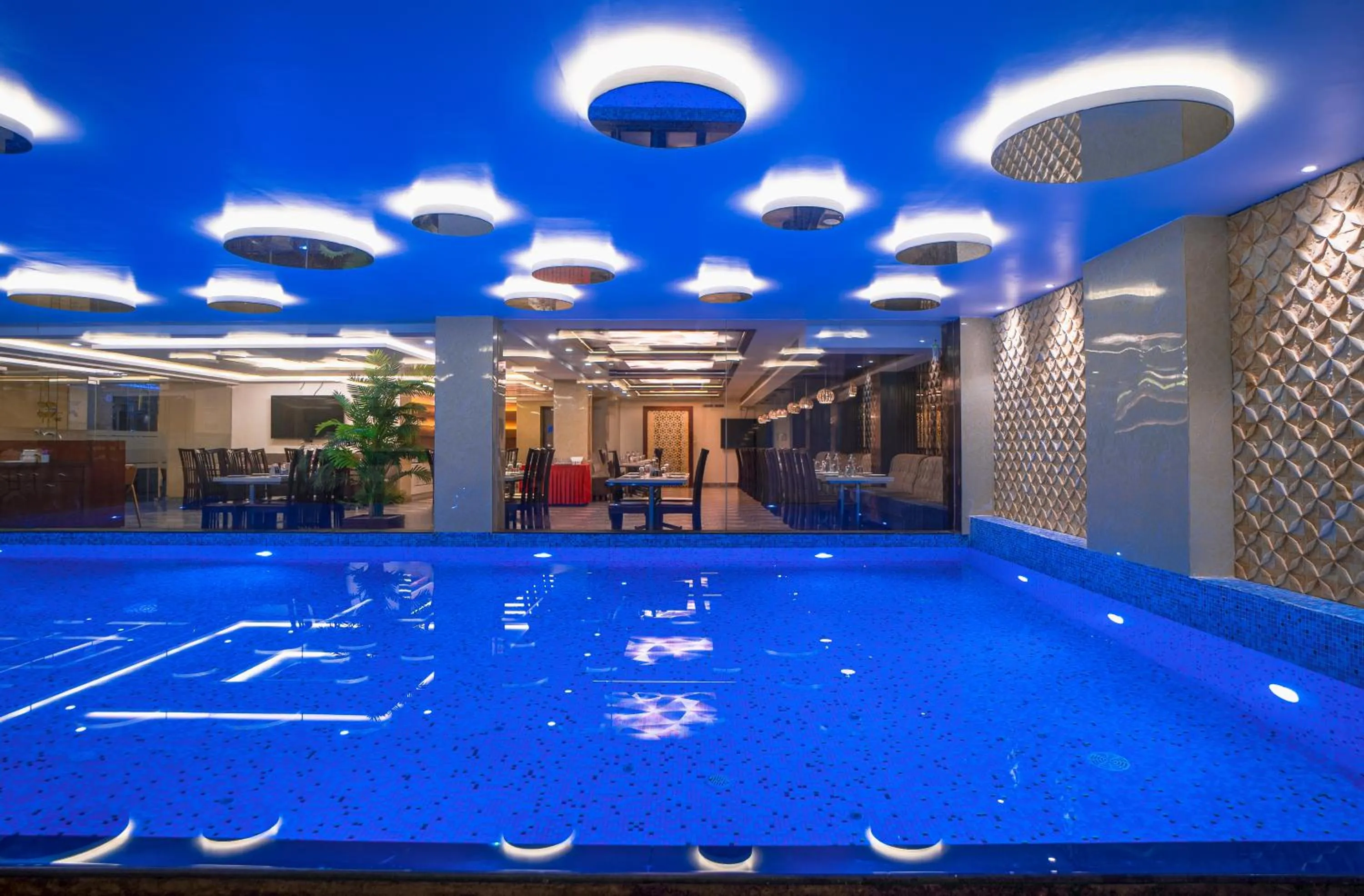 Swimming pool in Hotel Mansha Regency