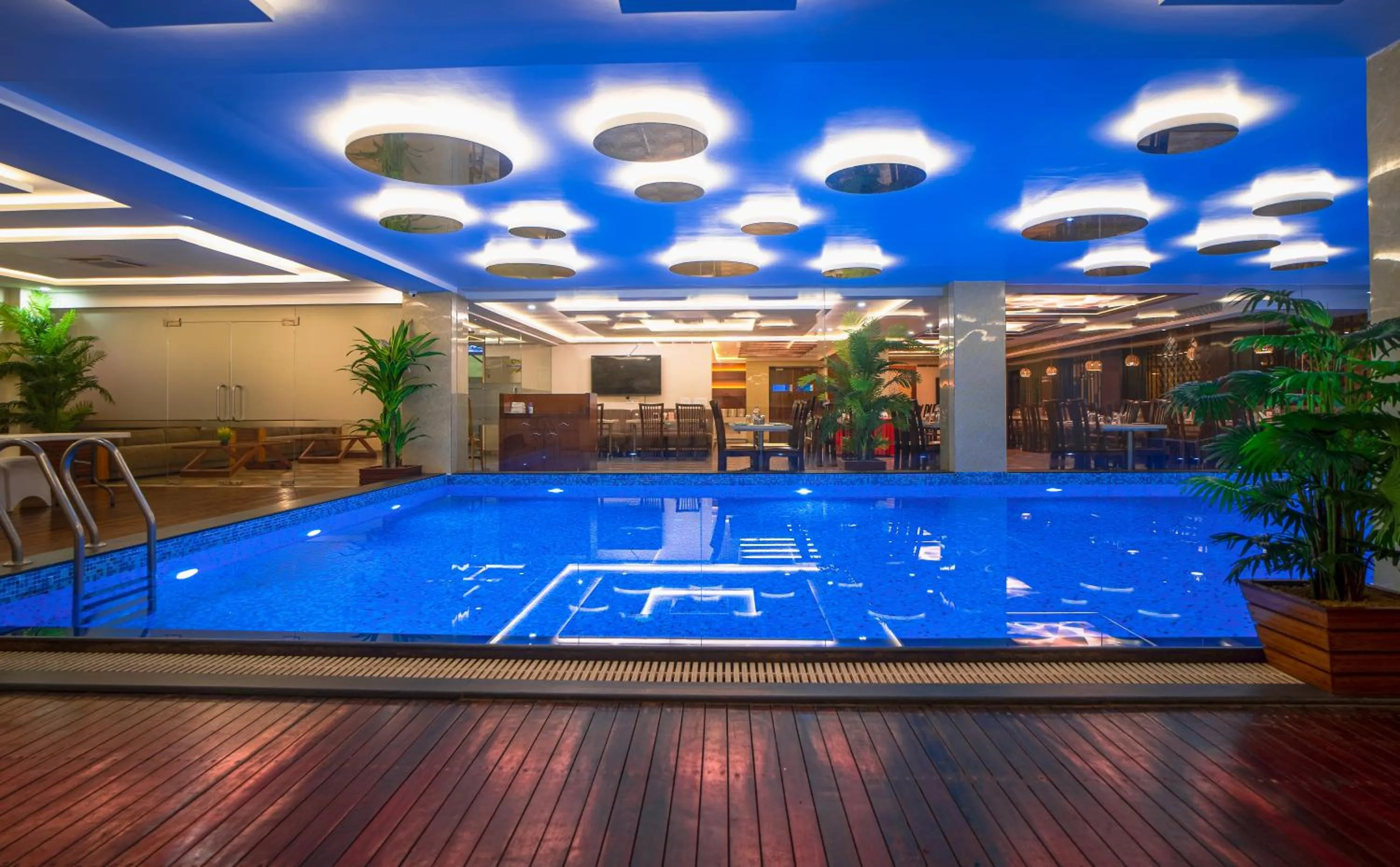 Swimming pool in Hotel Mansha Regency