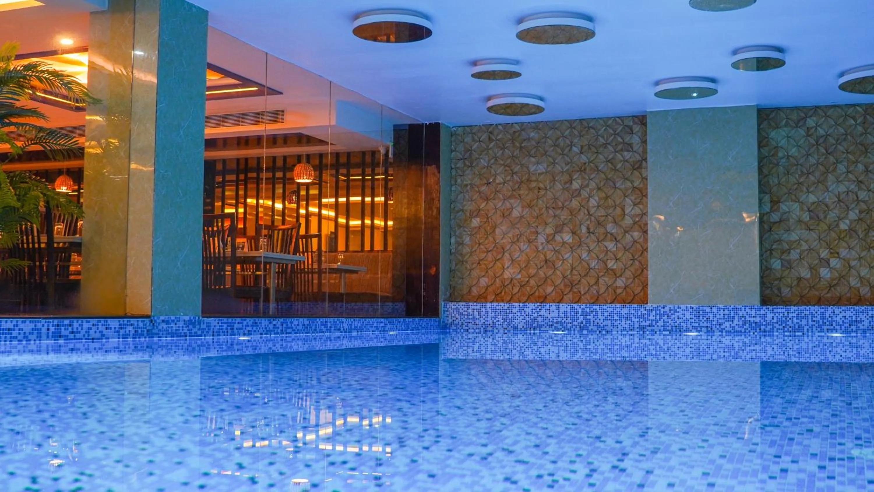 Swimming pool in Hotel Mansha Regency