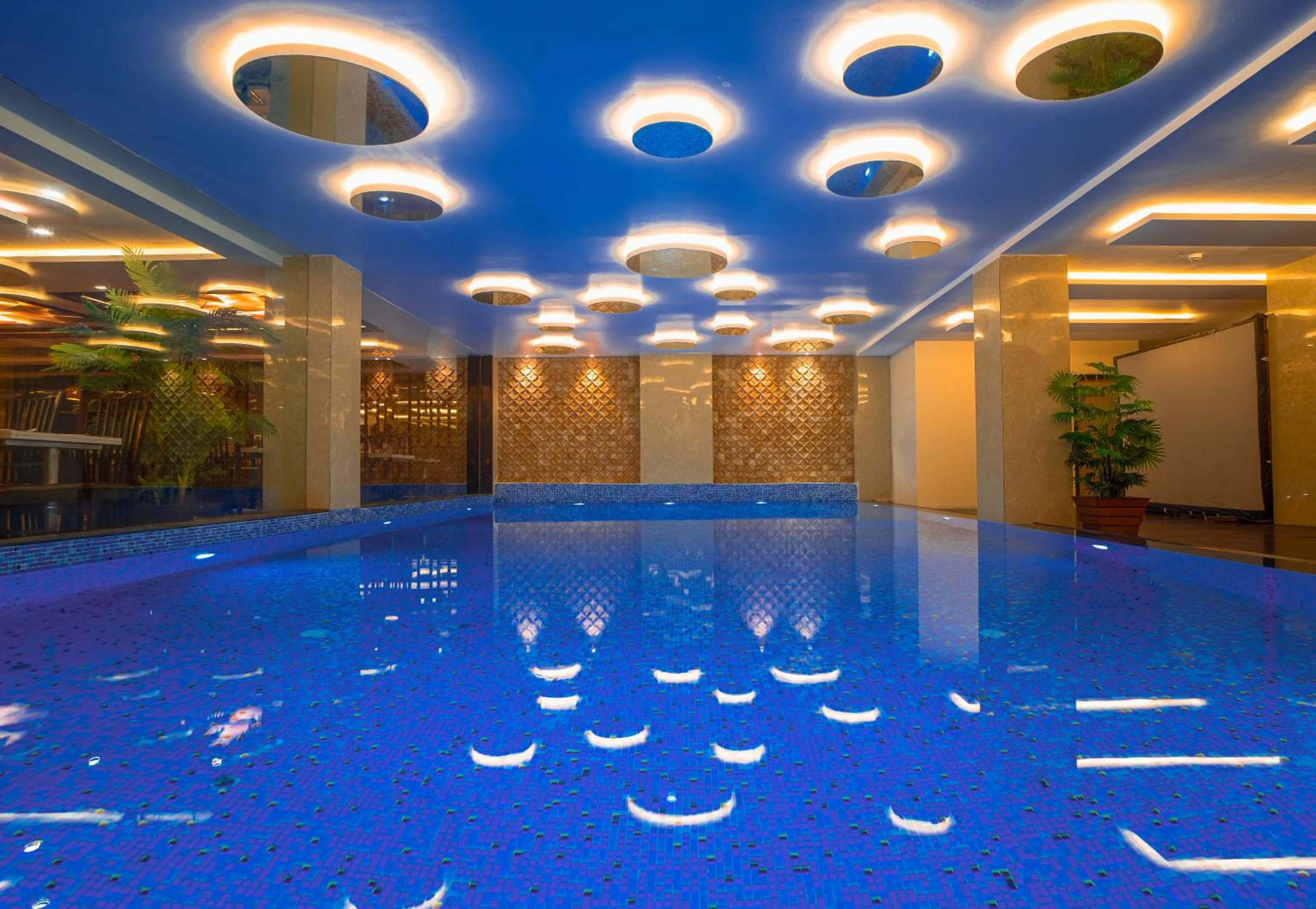 Swimming pool in Hotel Mansha Regency