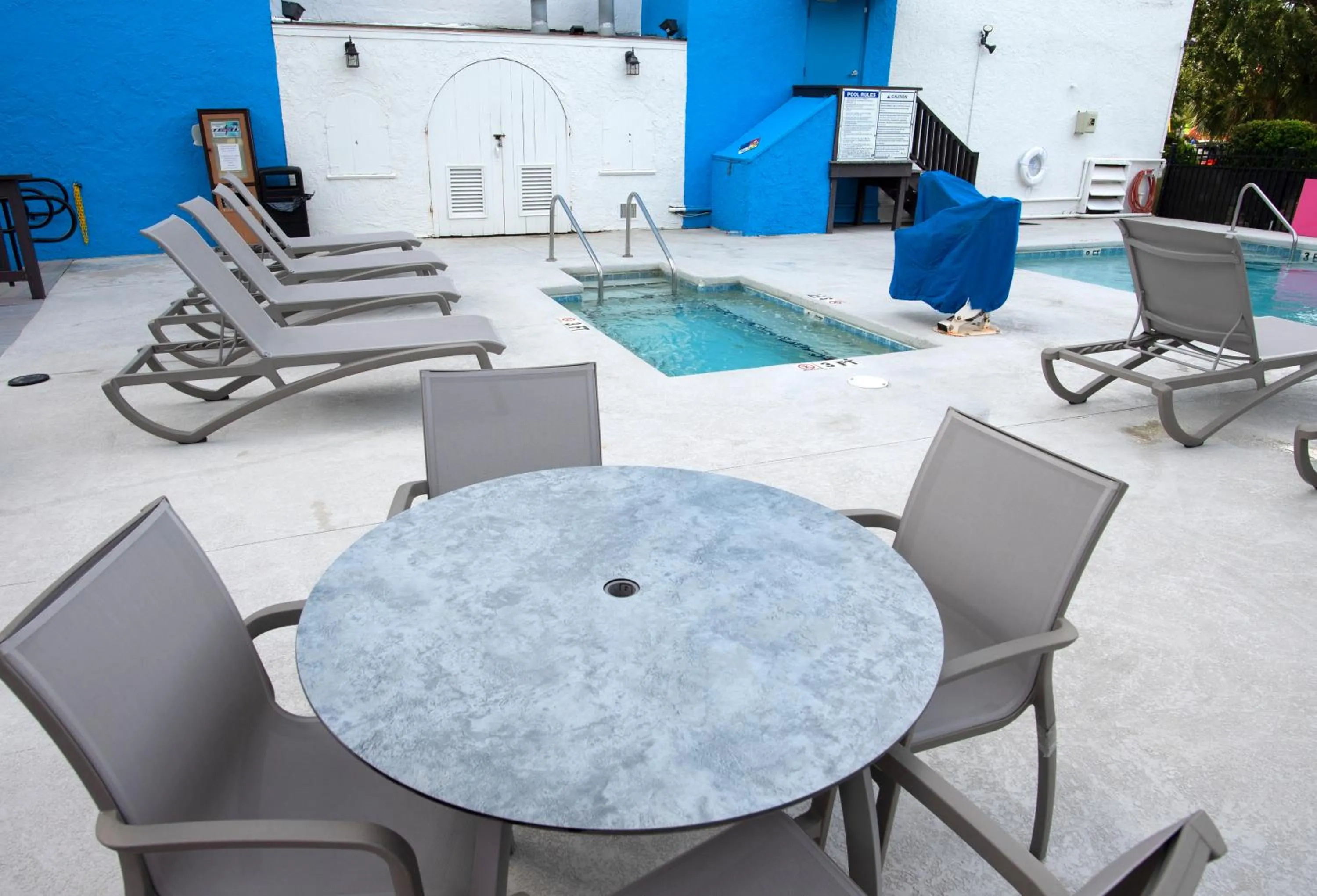 Patio in Aqua Beach Inn