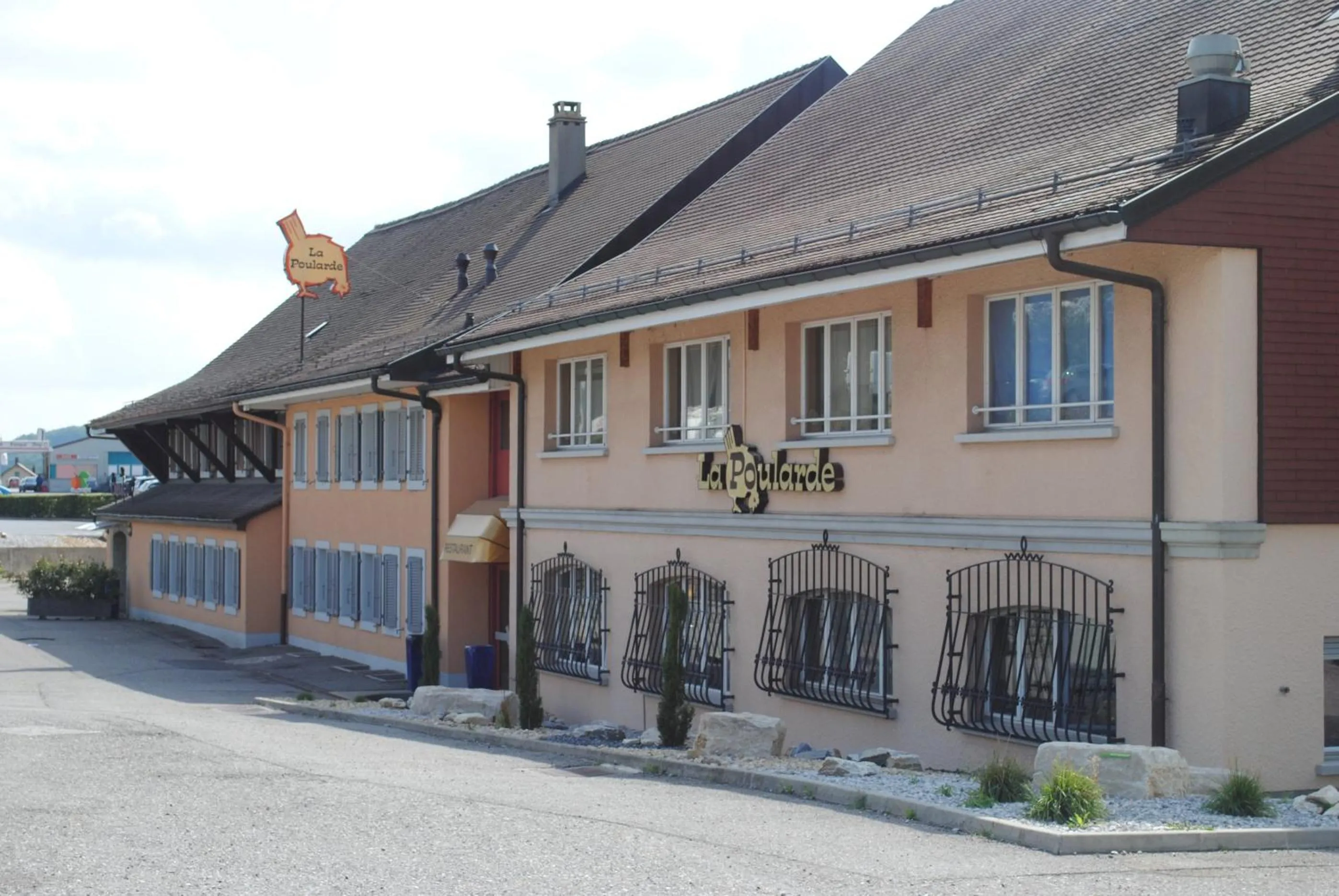Property building in Motel - Hôtel La Poularde