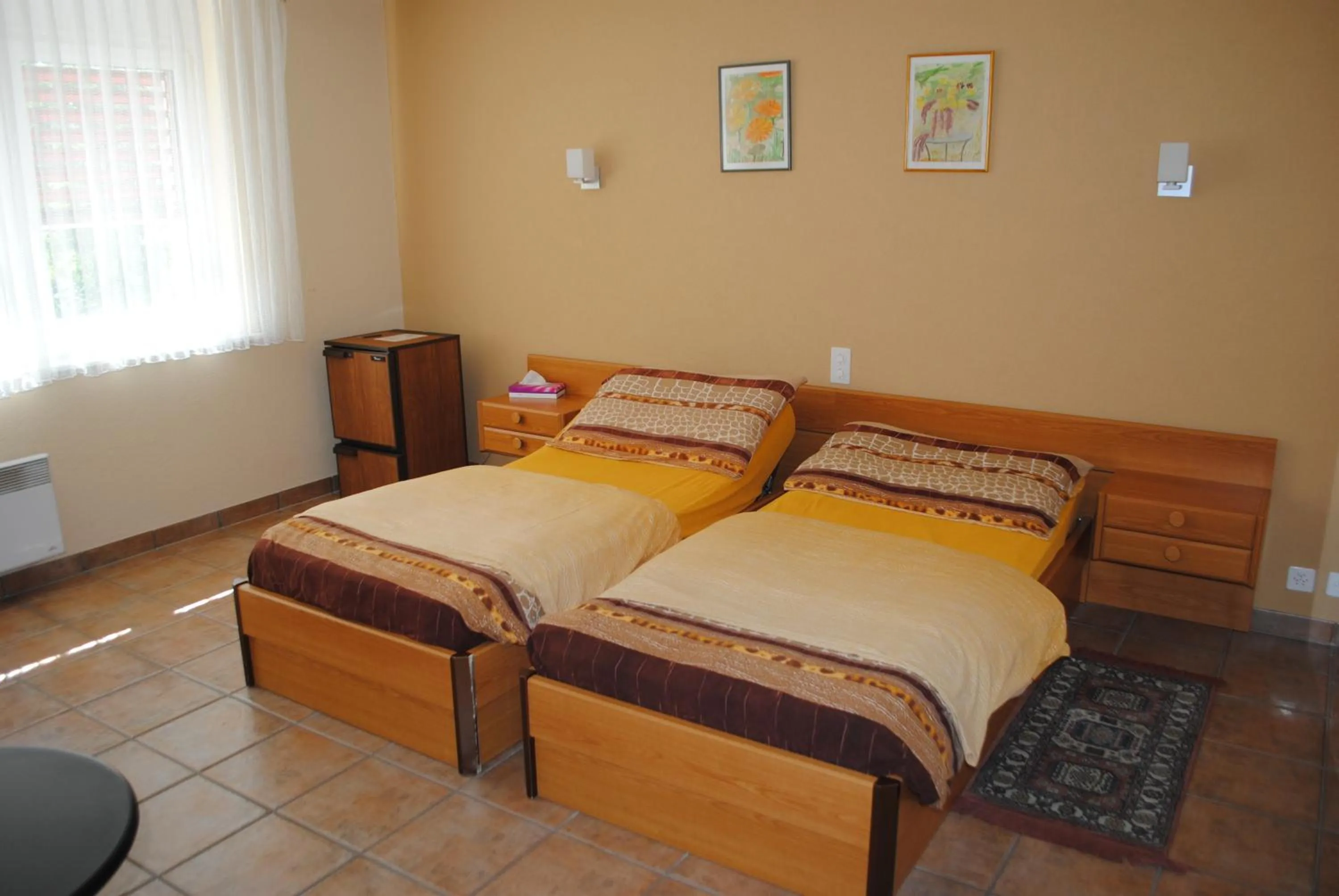 Photo of the whole room, Bed in Motel - Hôtel La Poularde