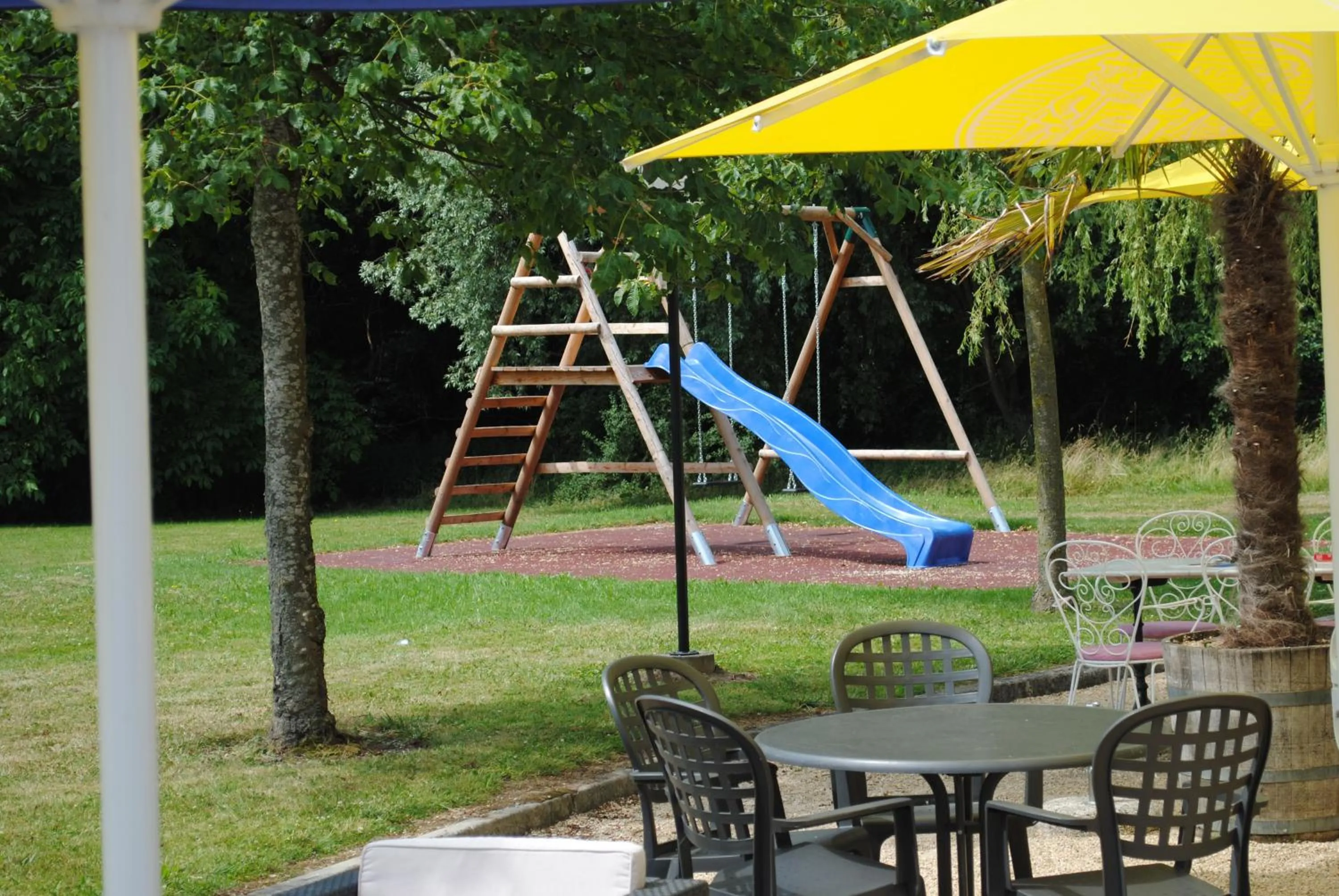 Children play ground in Motel - Hôtel La Poularde