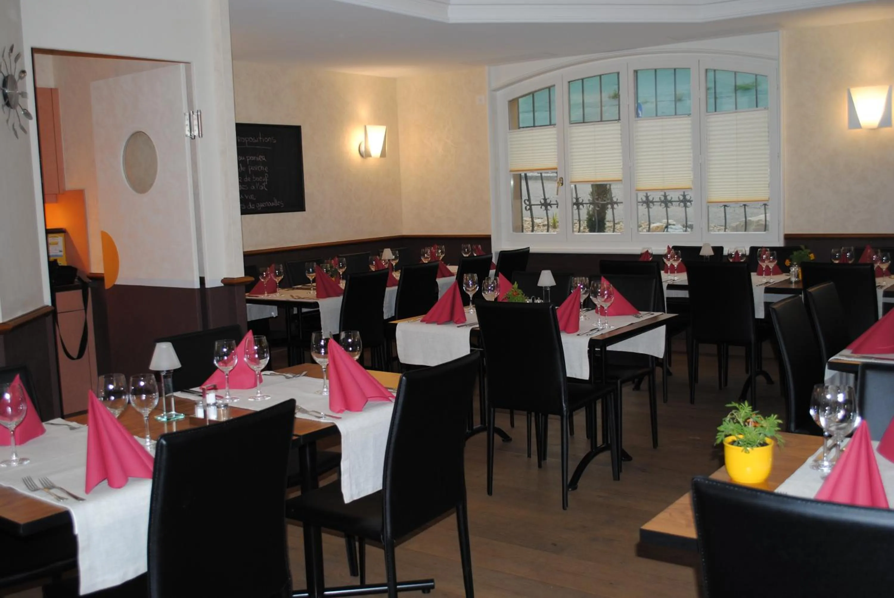 Restaurant/places to eat in Motel - Hôtel La Poularde