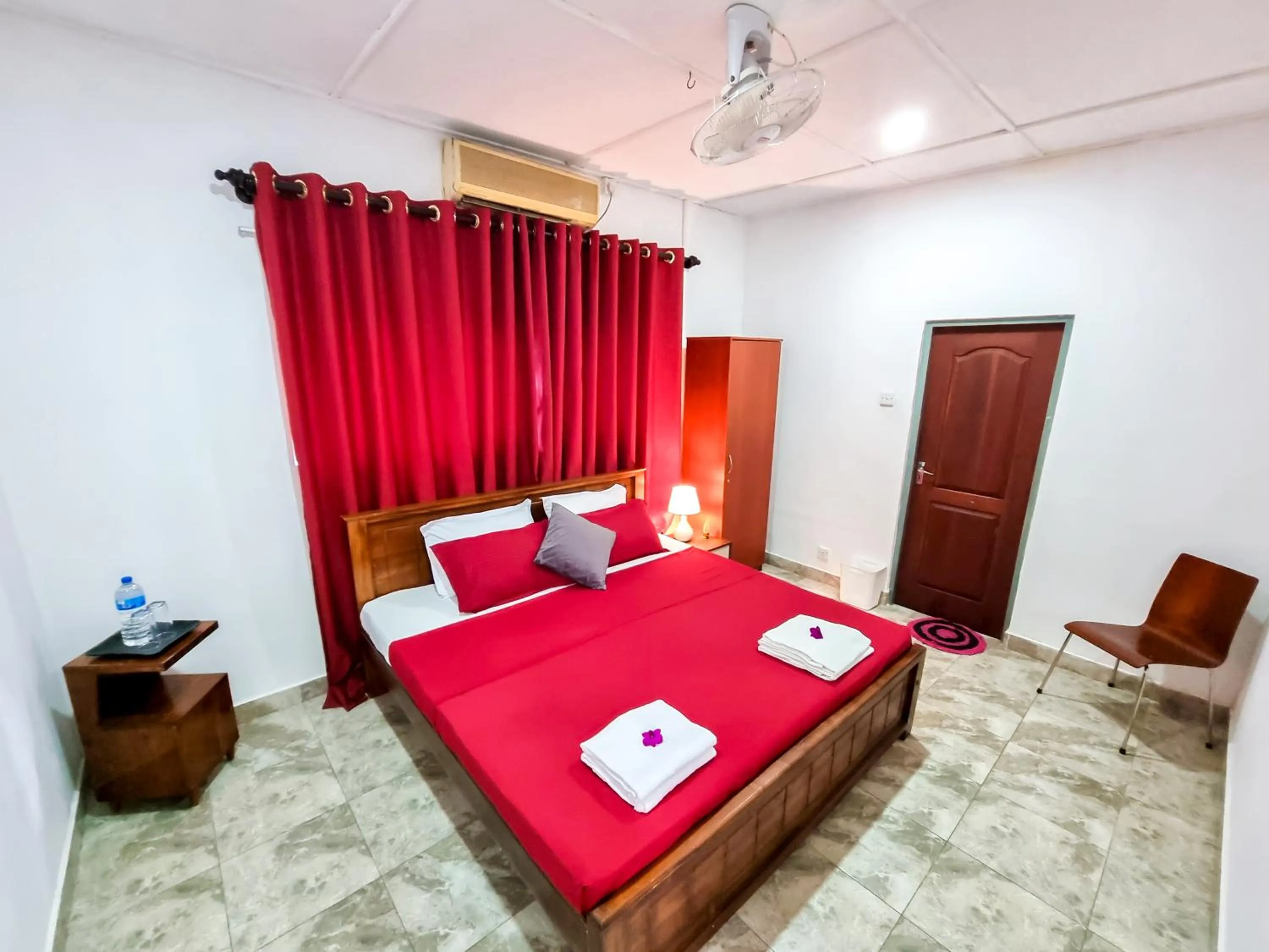 Photo of the whole room, Bed in HOSTEL KATUNAYAKE At COLOMBO AIRPORT TRANSIT
