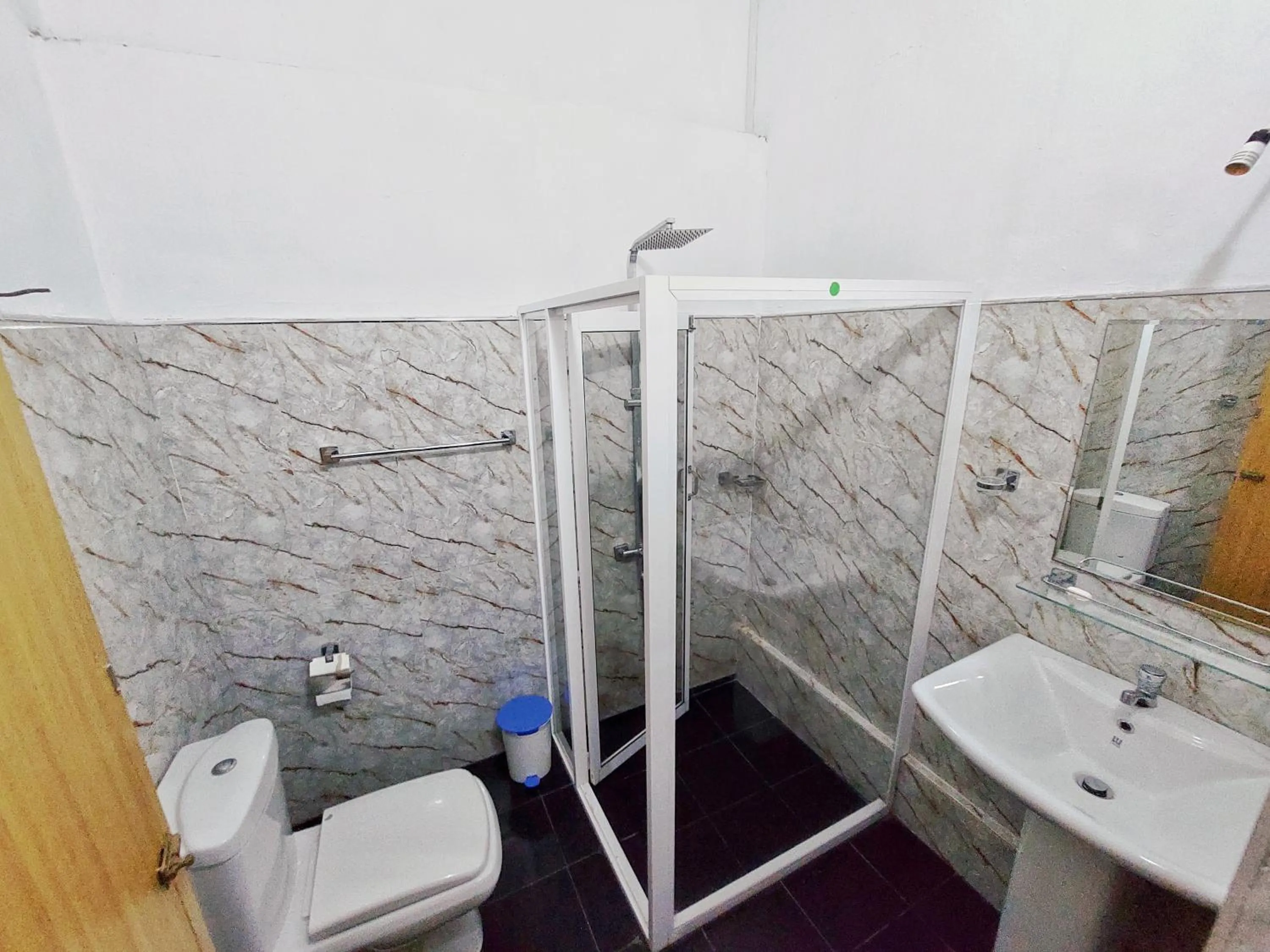 Shower in HOSTEL KATUNAYAKE At COLOMBO AIRPORT TRANSIT