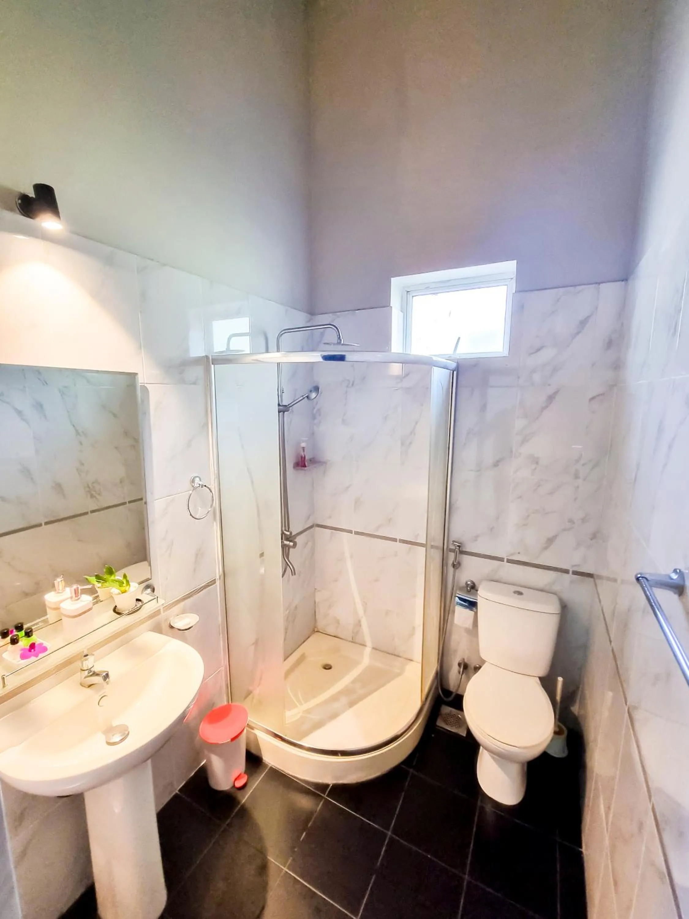Bathroom in HOSTEL KATUNAYAKE At COLOMBO AIRPORT TRANSIT
