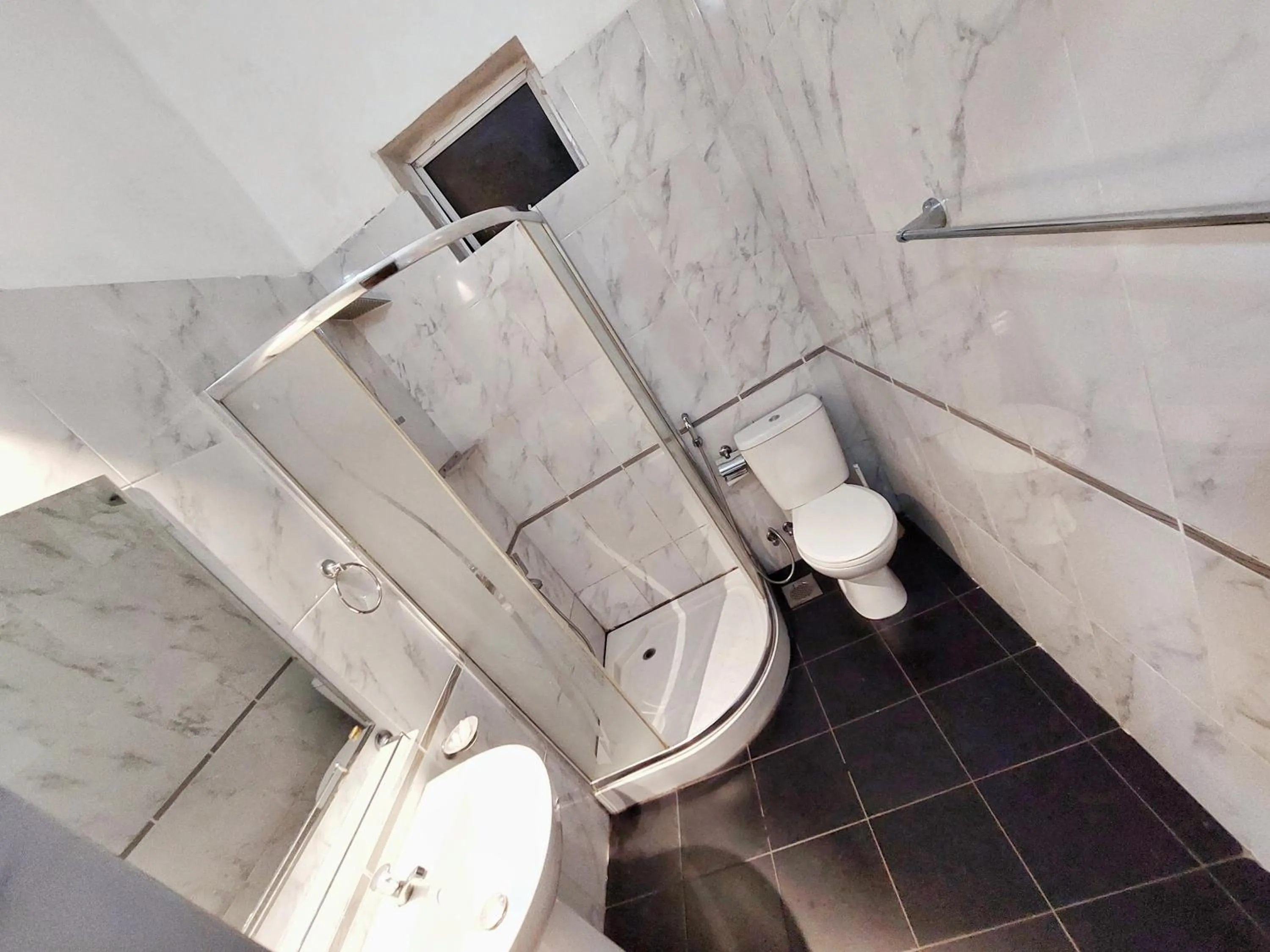 Shower in HOSTEL KATUNAYAKE At COLOMBO AIRPORT TRANSIT