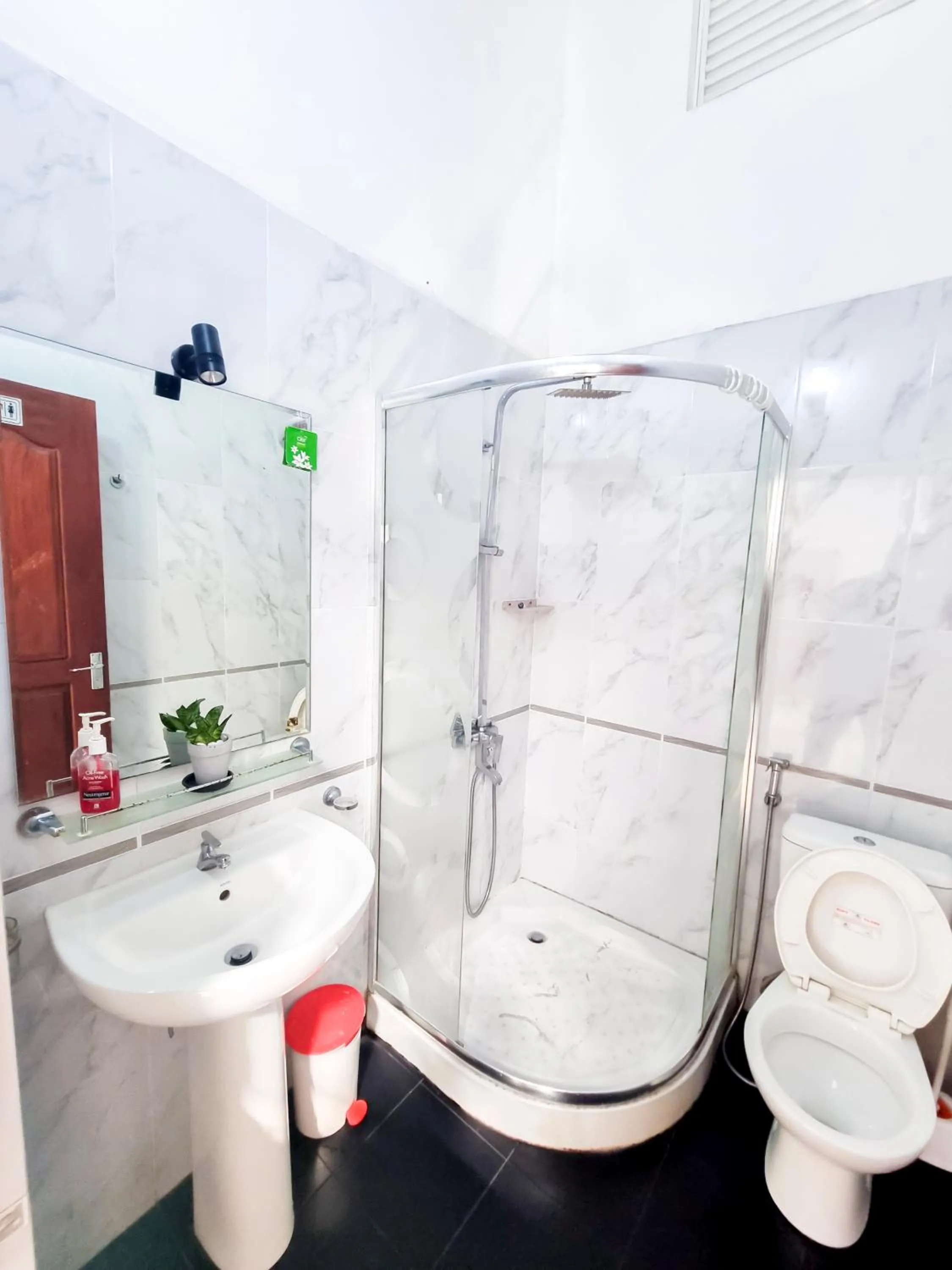 Bathroom in HOSTEL KATUNAYAKE At COLOMBO AIRPORT TRANSIT