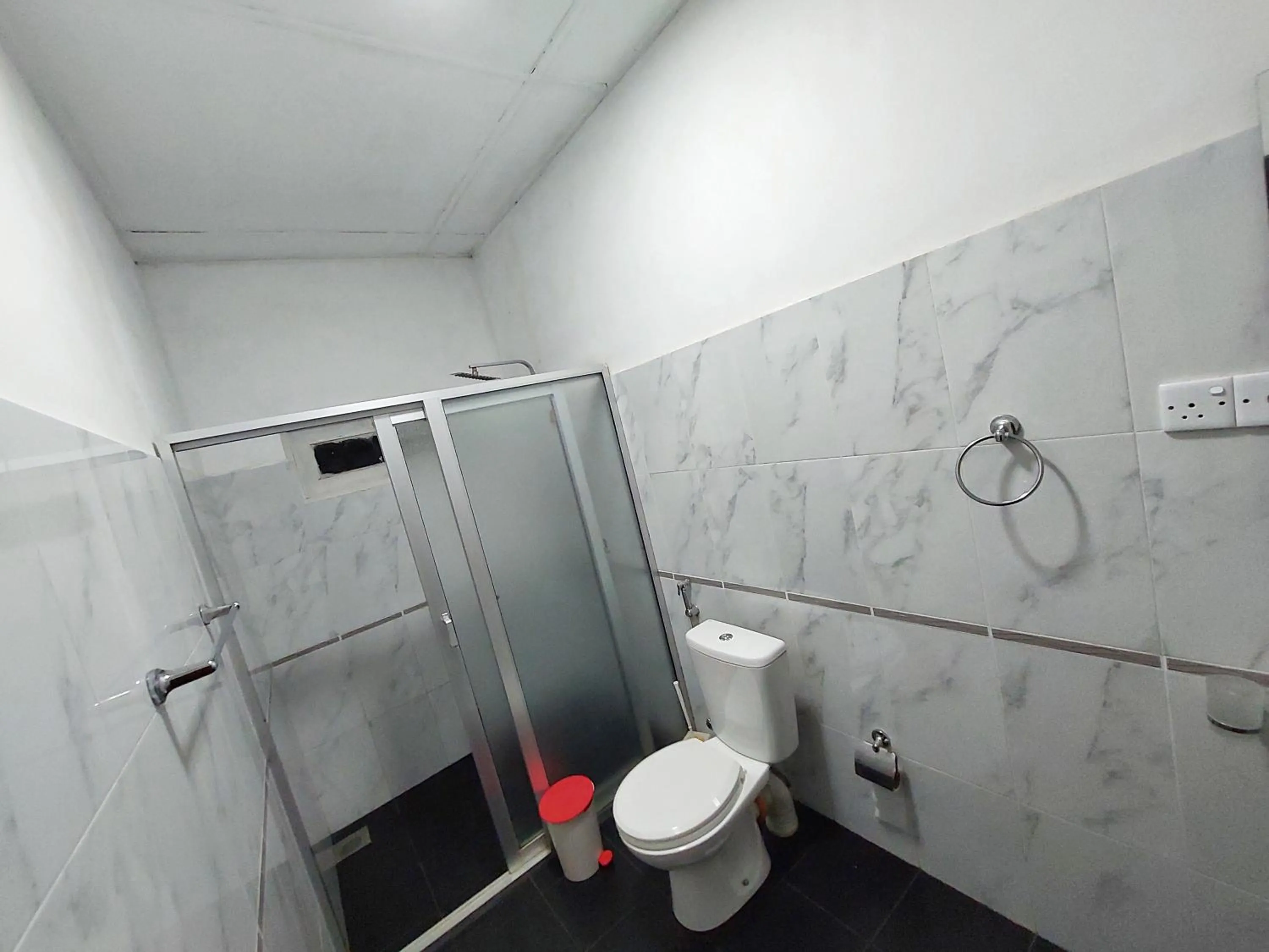 Shower in HOSTEL KATUNAYAKE At COLOMBO AIRPORT TRANSIT