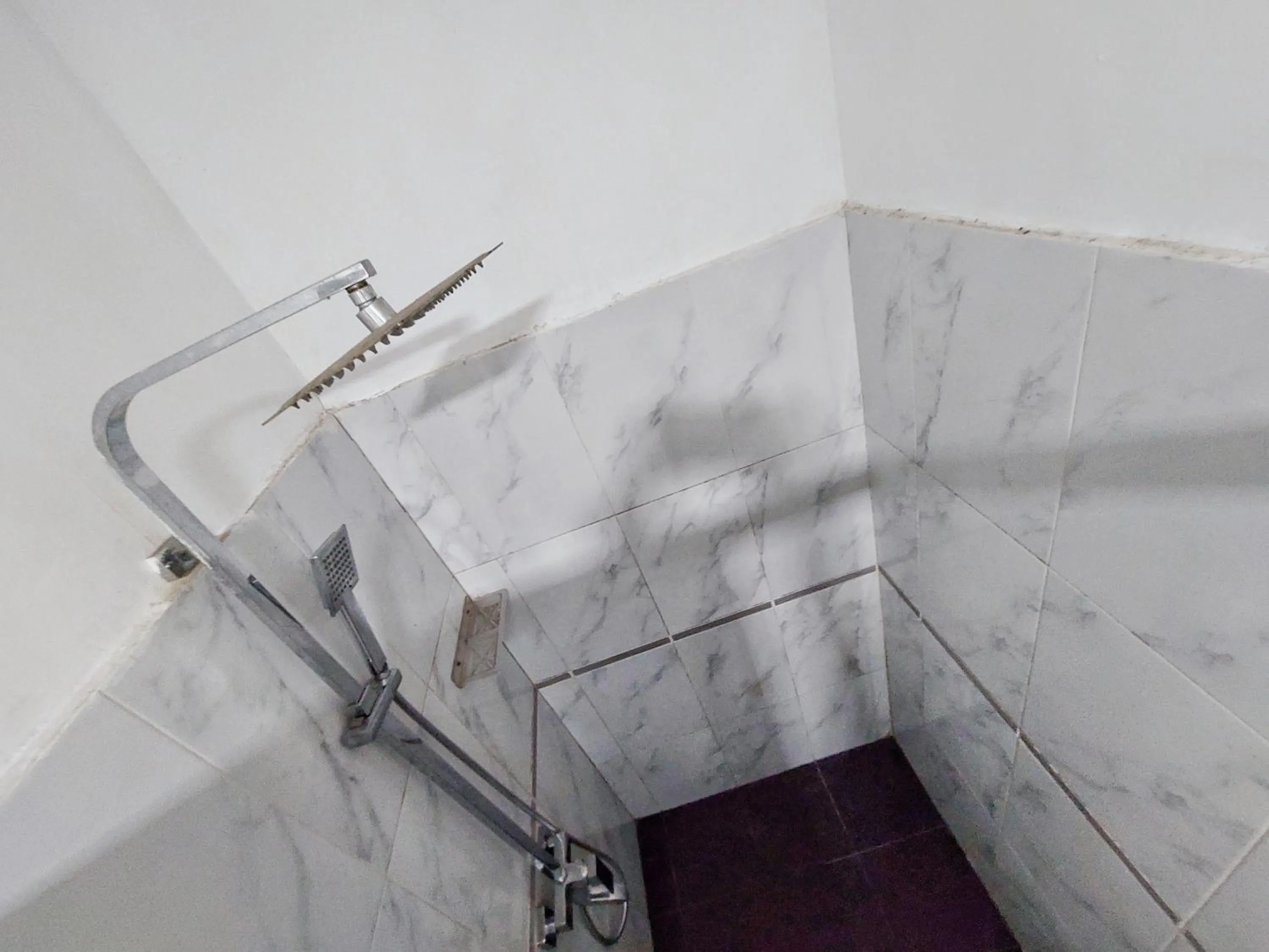 Shower in HOSTEL KATUNAYAKE At COLOMBO AIRPORT TRANSIT
