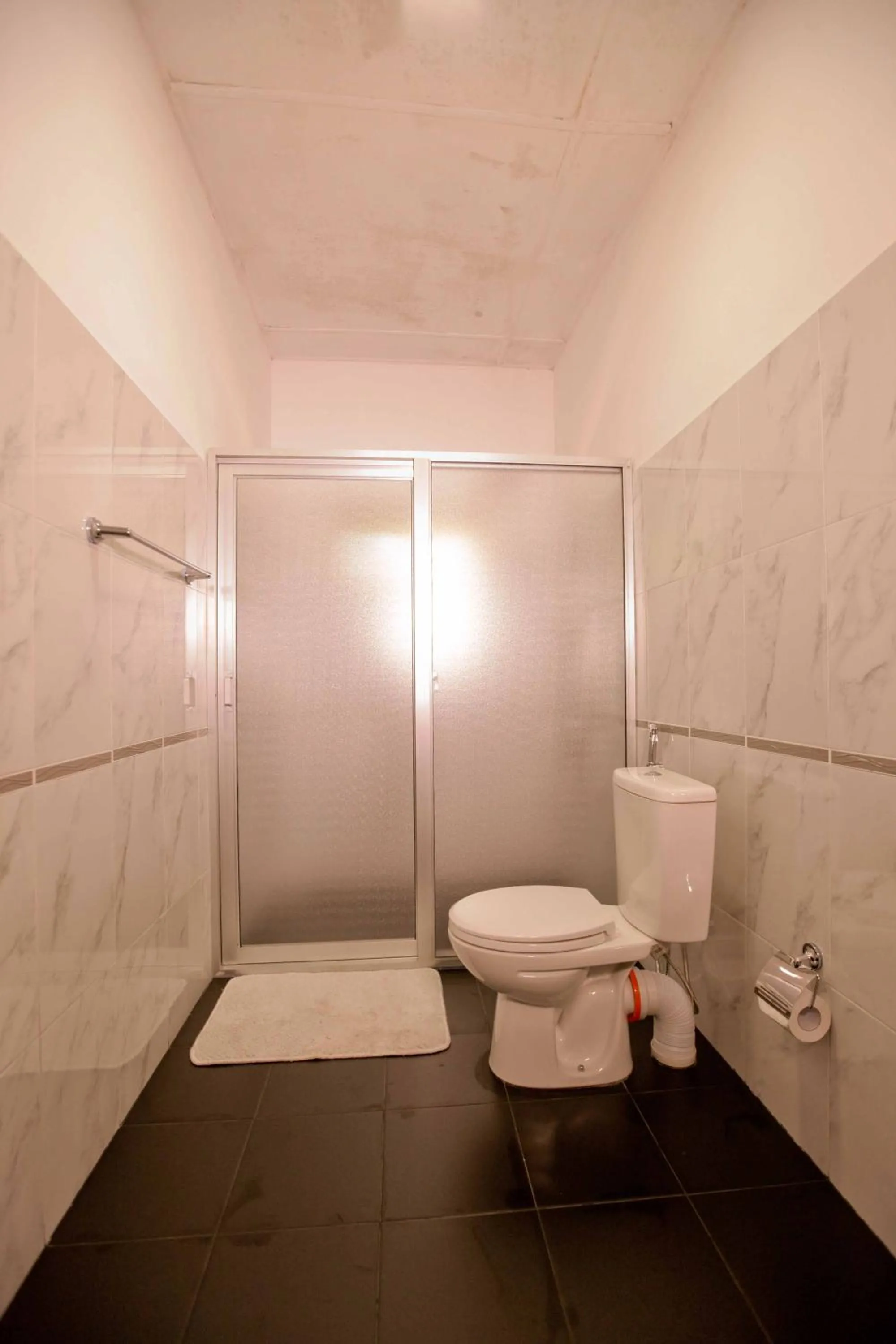 Shower in HOSTEL KATUNAYAKE At COLOMBO AIRPORT TRANSIT