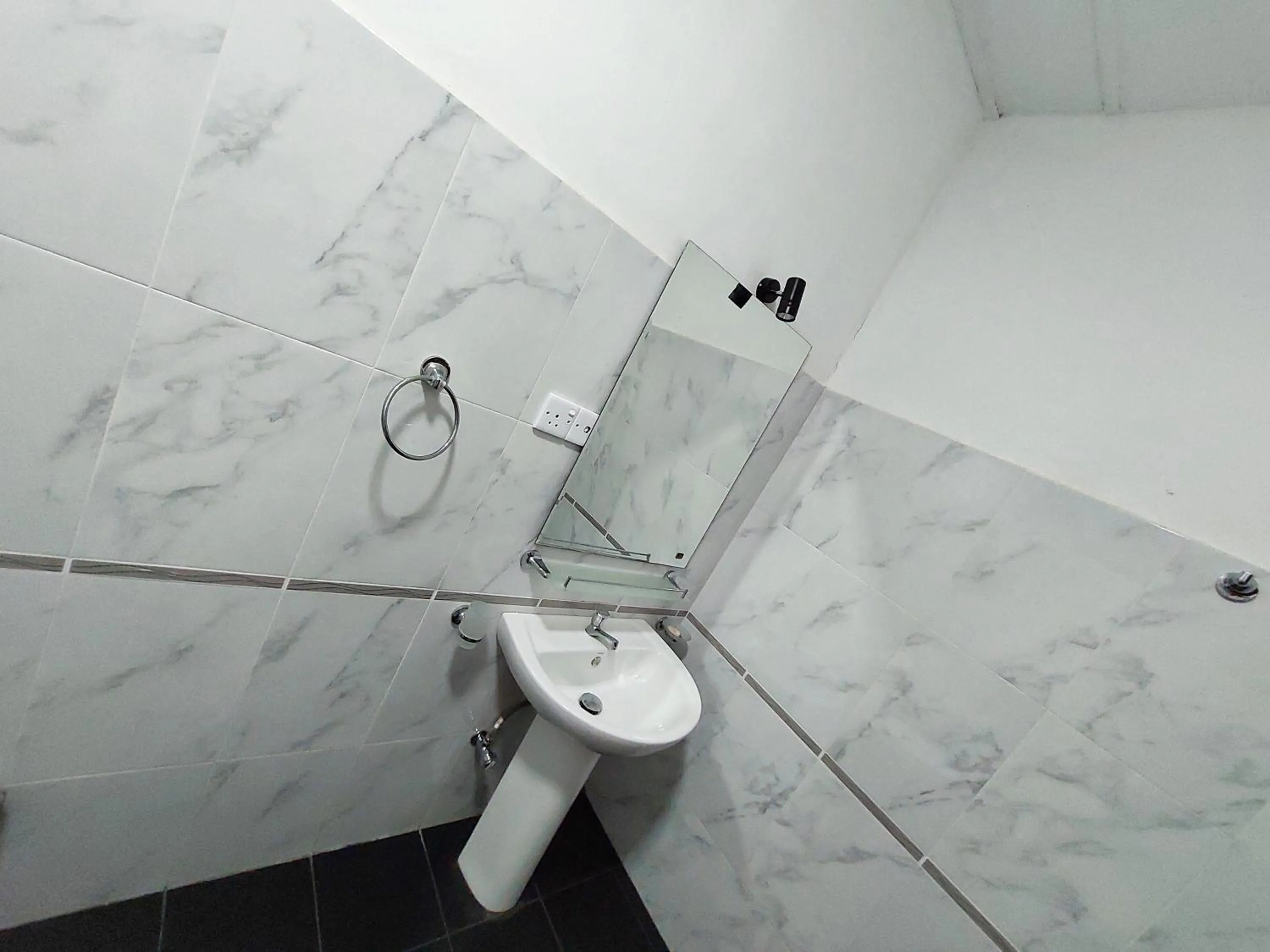Shower in HOSTEL KATUNAYAKE At COLOMBO AIRPORT TRANSIT