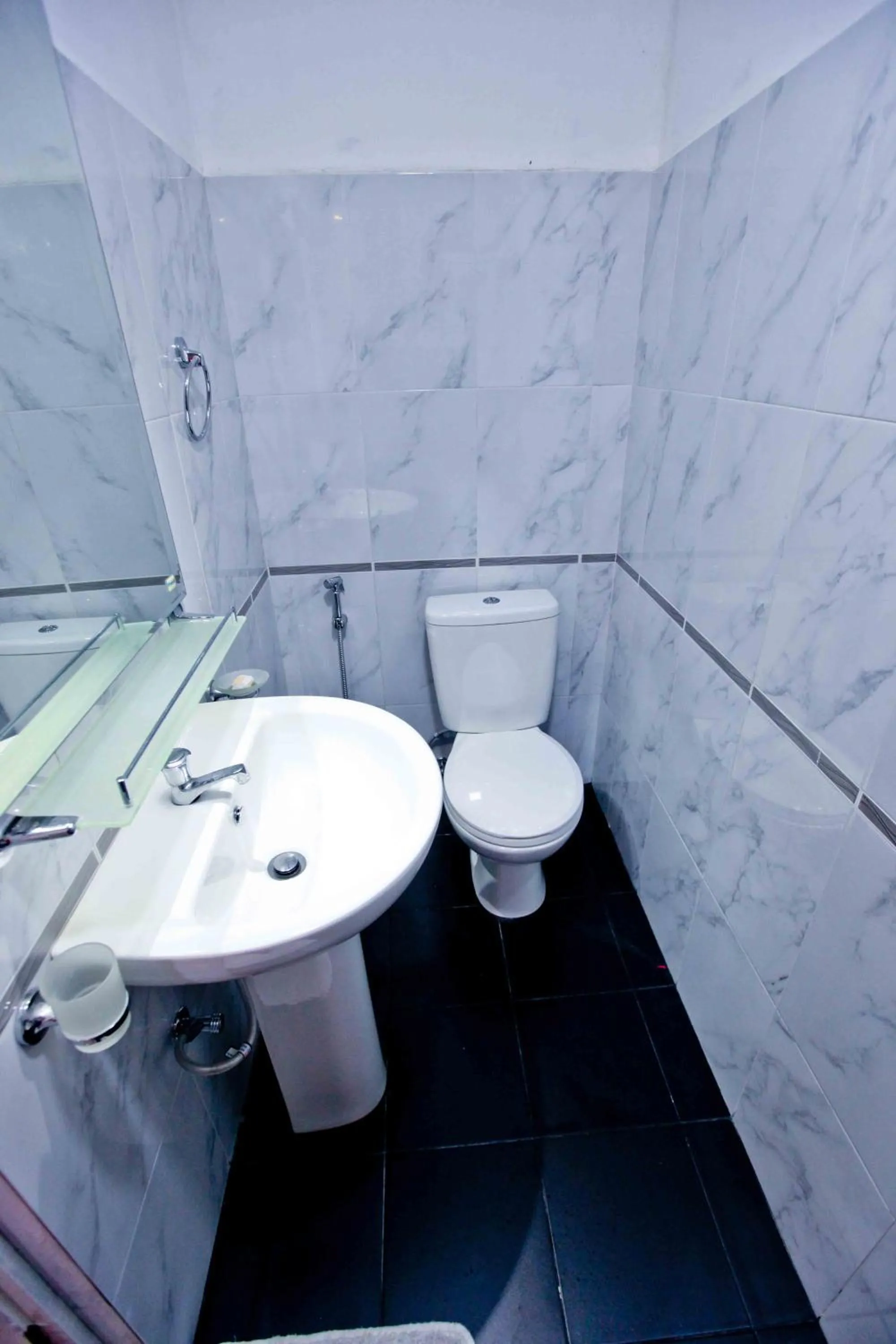 Shower in HOSTEL KATUNAYAKE At COLOMBO AIRPORT TRANSIT
