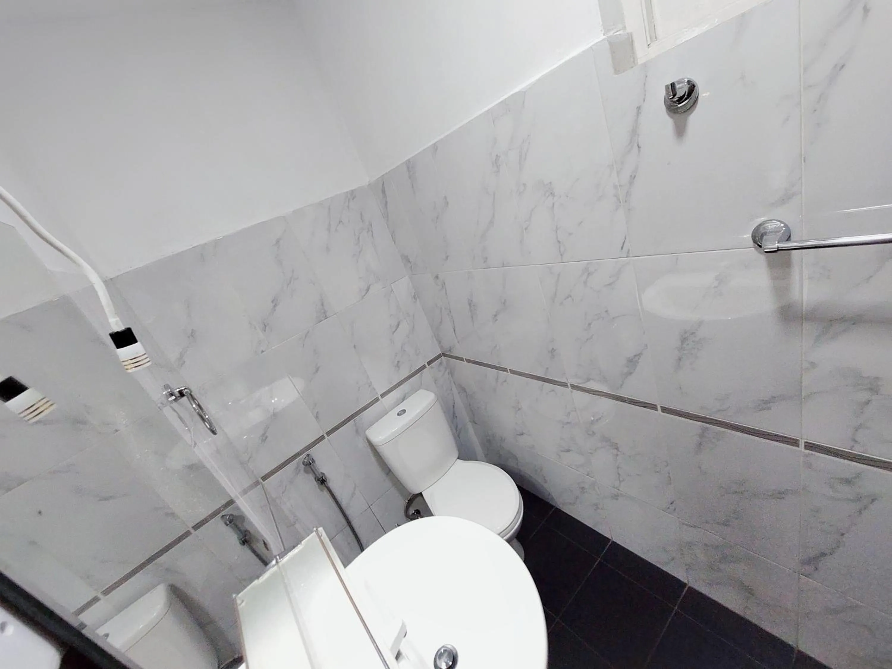 Shower in HOSTEL KATUNAYAKE At COLOMBO AIRPORT TRANSIT
