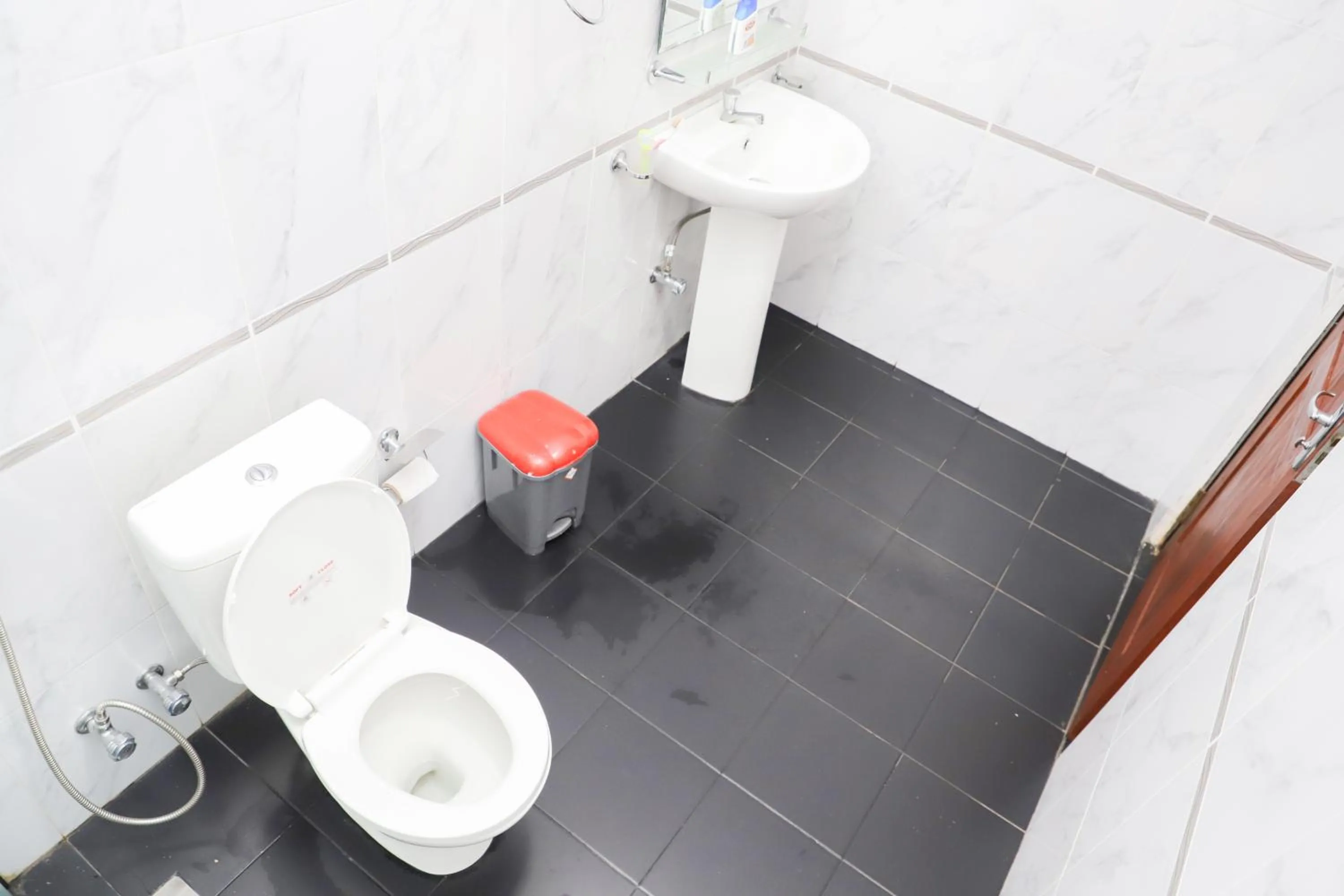 Toilet in HOSTEL KATUNAYAKE At COLOMBO AIRPORT TRANSIT