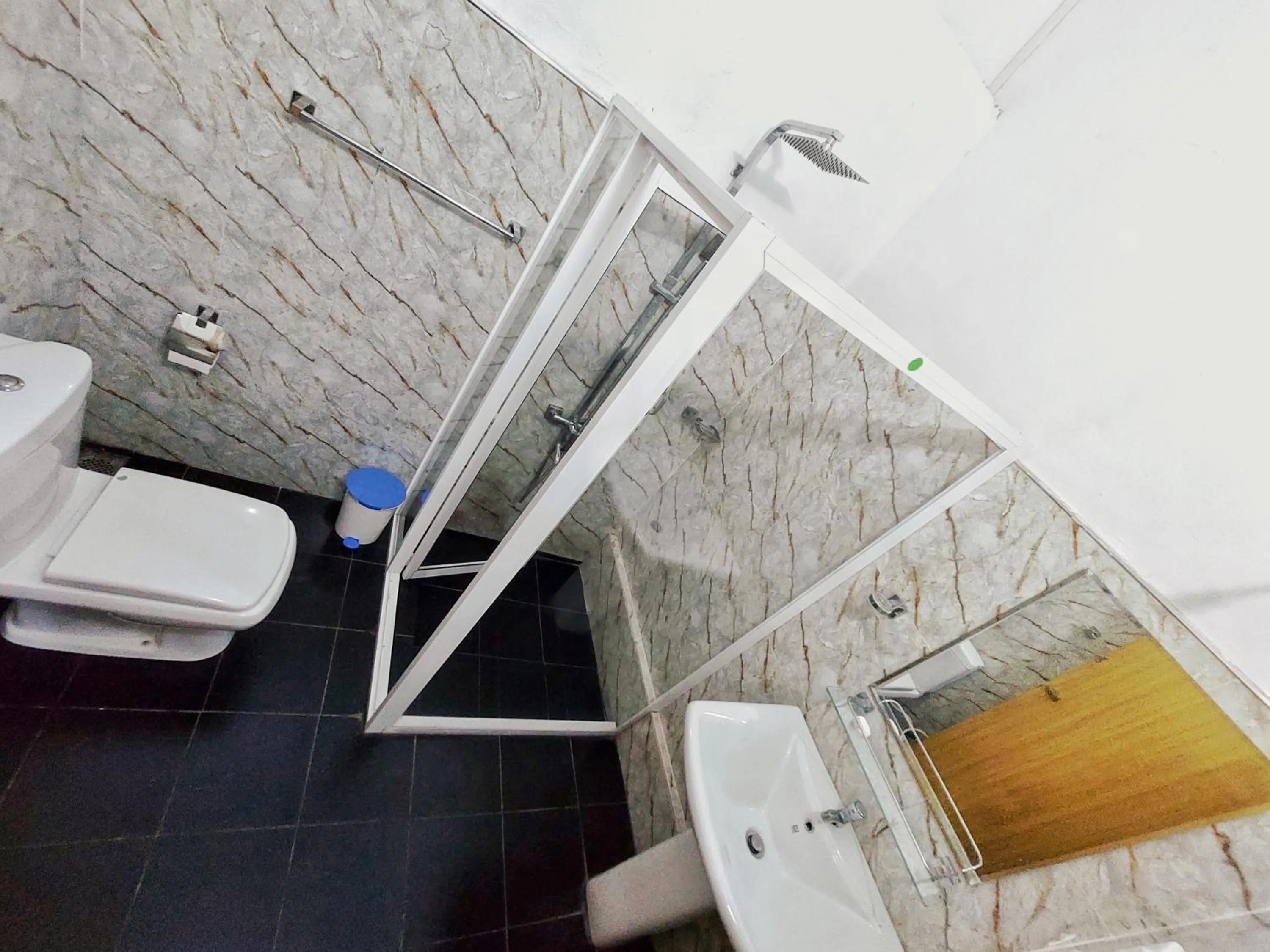 Shower in HOSTEL KATUNAYAKE At COLOMBO AIRPORT TRANSIT