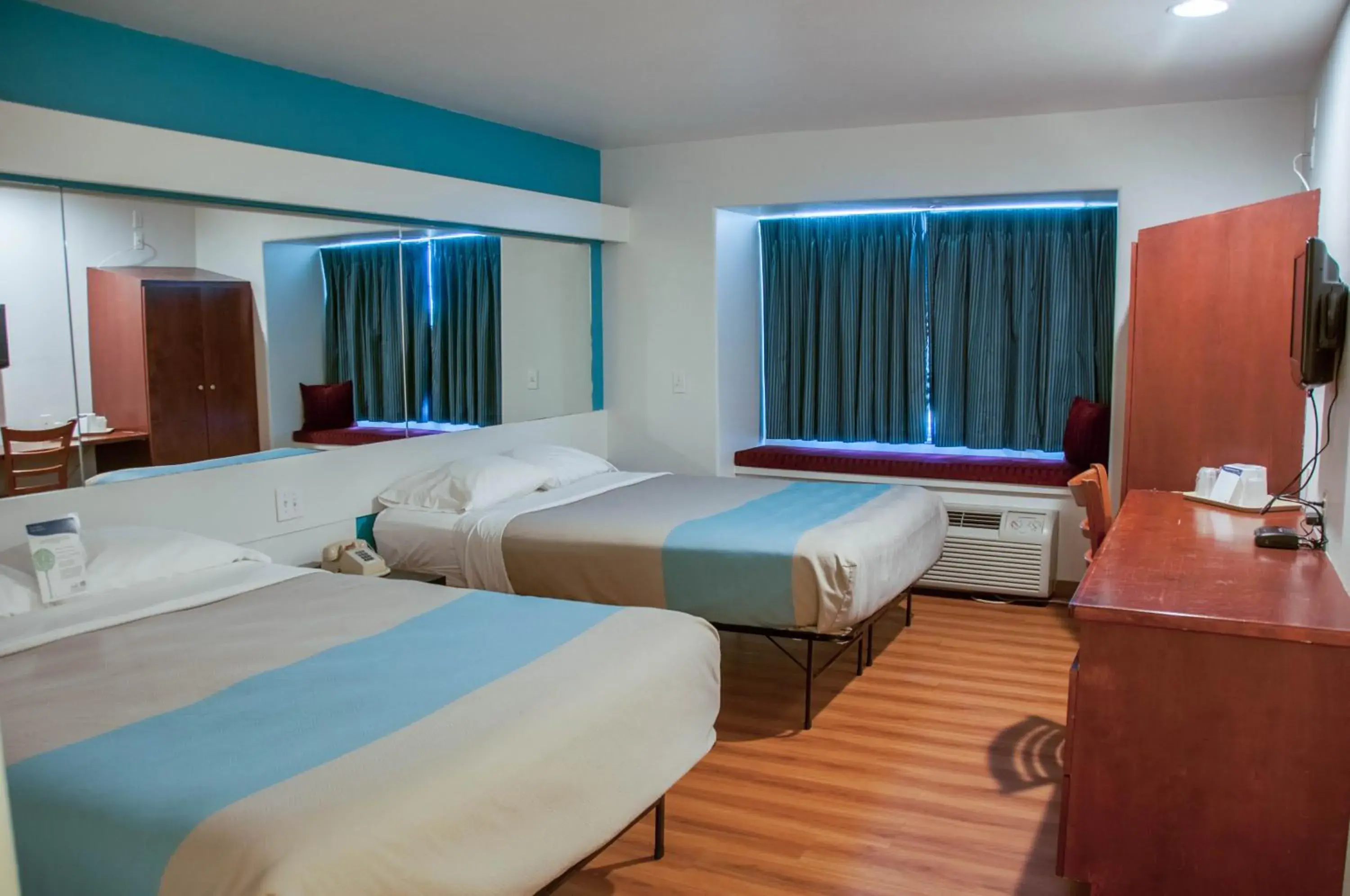 Queen Room with Two Queen Beds - Non-Smoking in Motel 6-Idaho Falls, ID - Snake River Queen Room with Two Queen Beds - Non-Smoking in Motel 6-Idaho Falls, ID - Snake River