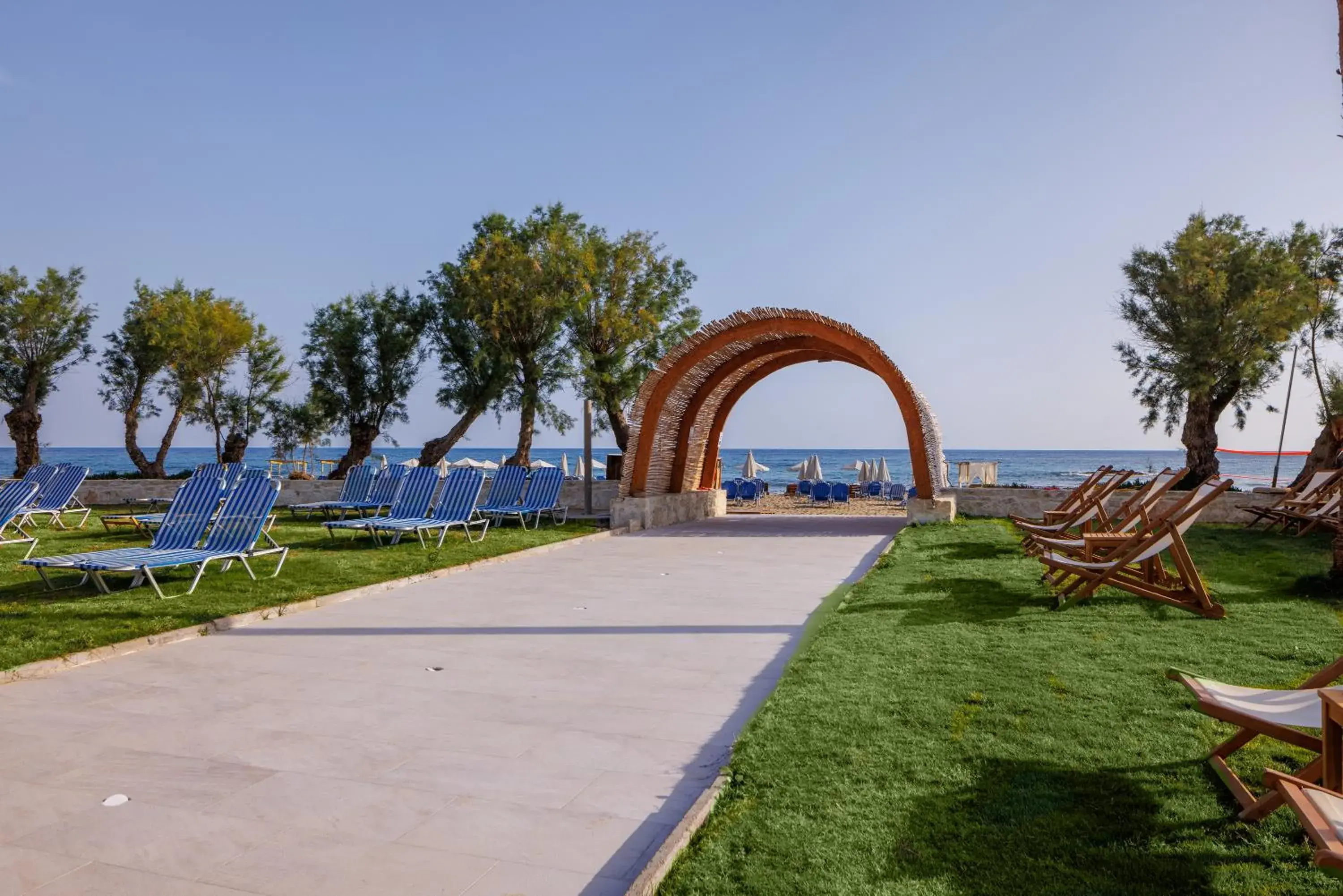 Facade/entrance in Malia Bay Beach Hotel & Bungalows Facade/entrance in Malia Bay Beach Hotel & Bungalows