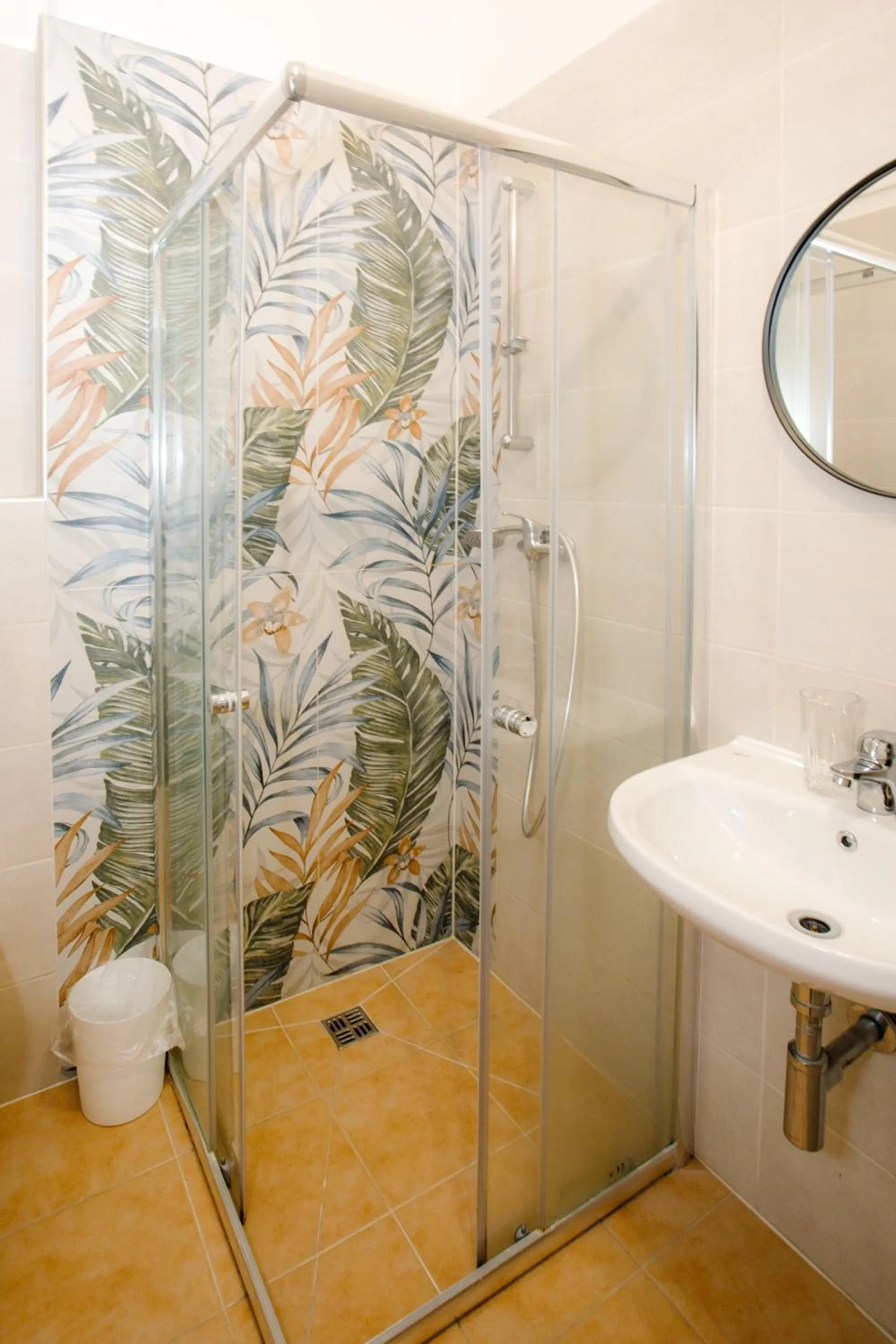 Shower in Cuba Bar & Hostel