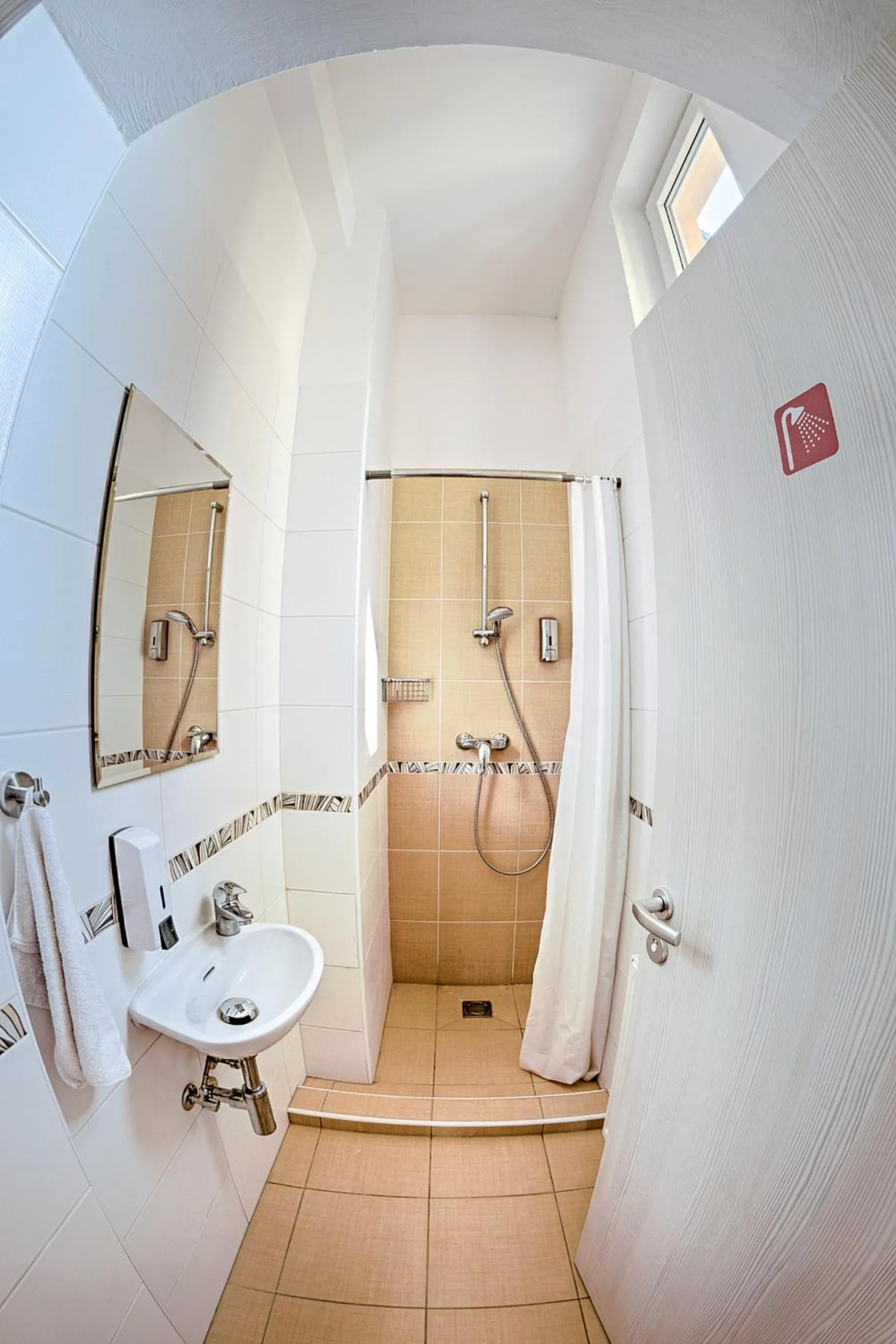 Shower in Cuba Bar & Hostel