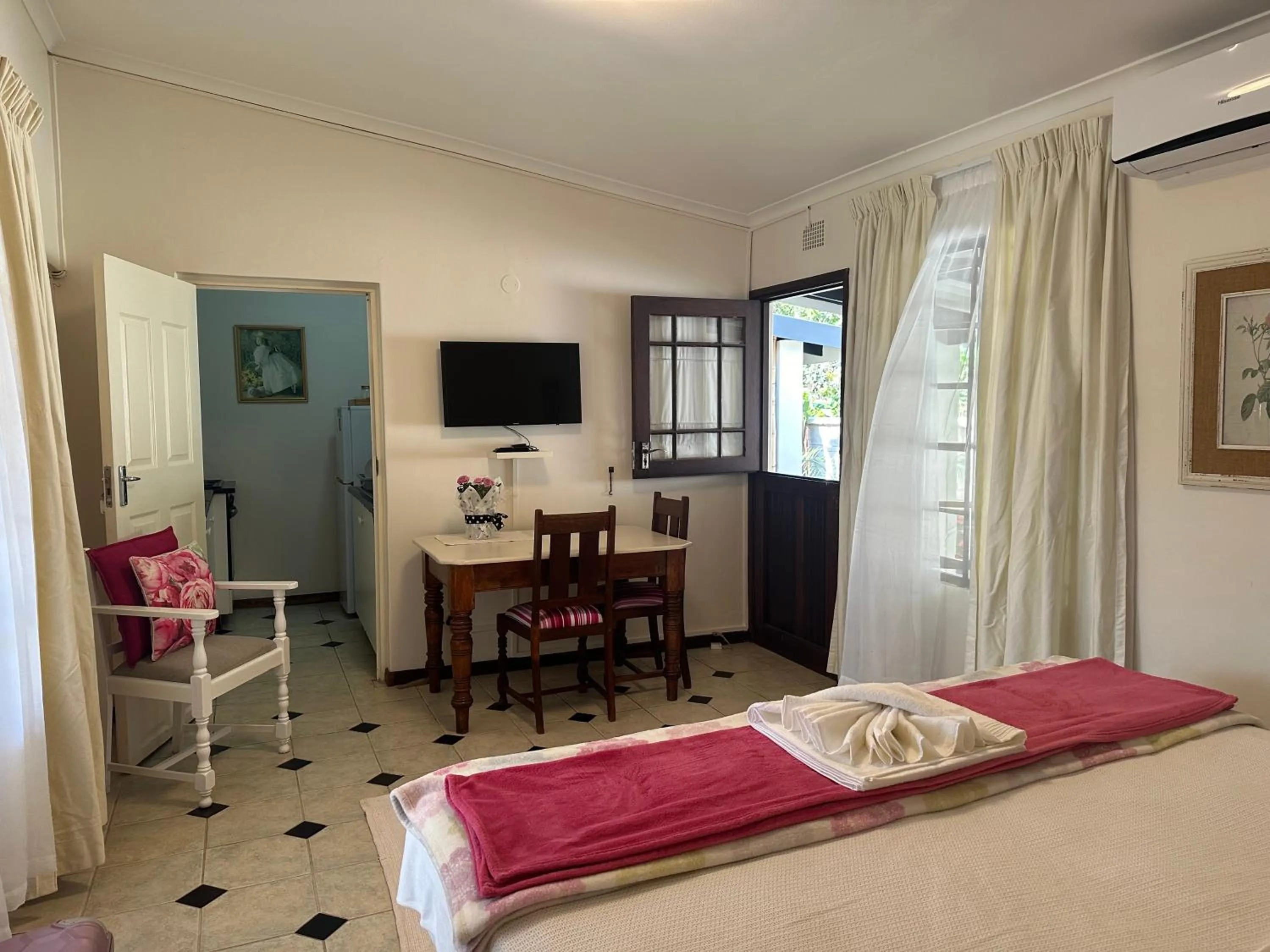 Photo of the whole room, Bed in Salt Rock Manor