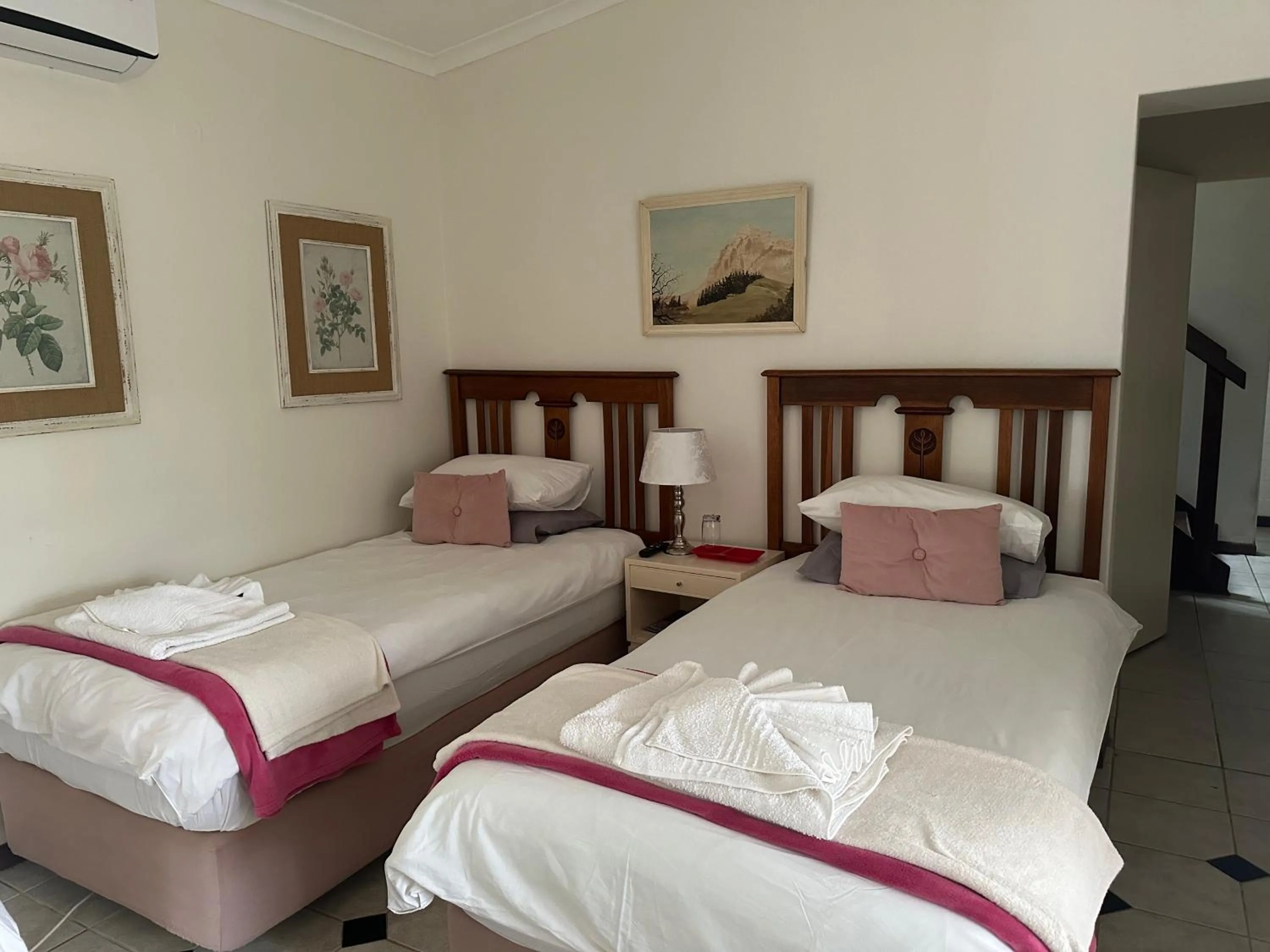 Photo of the whole room, Bed in Salt Rock Manor