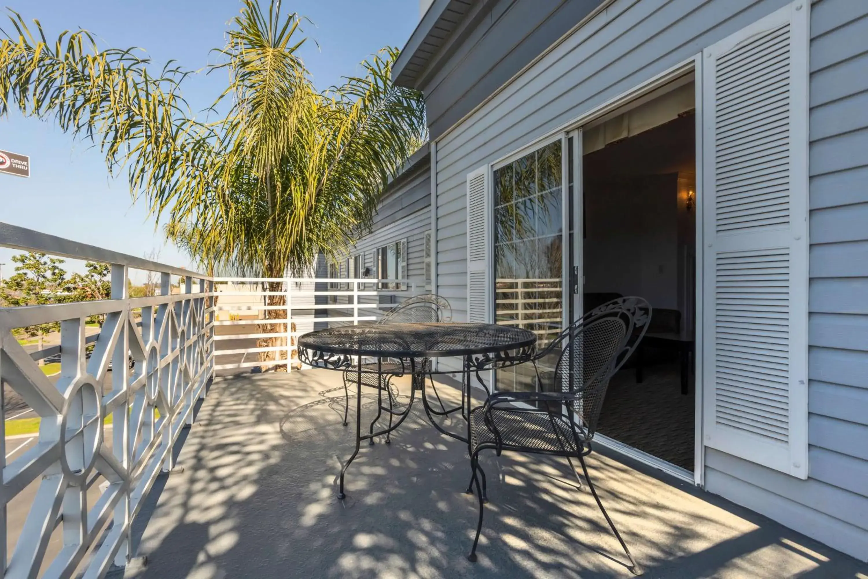 Photo of the whole room in Best Western Colonial Inn Photo of the whole room in Best Western Colonial Inn