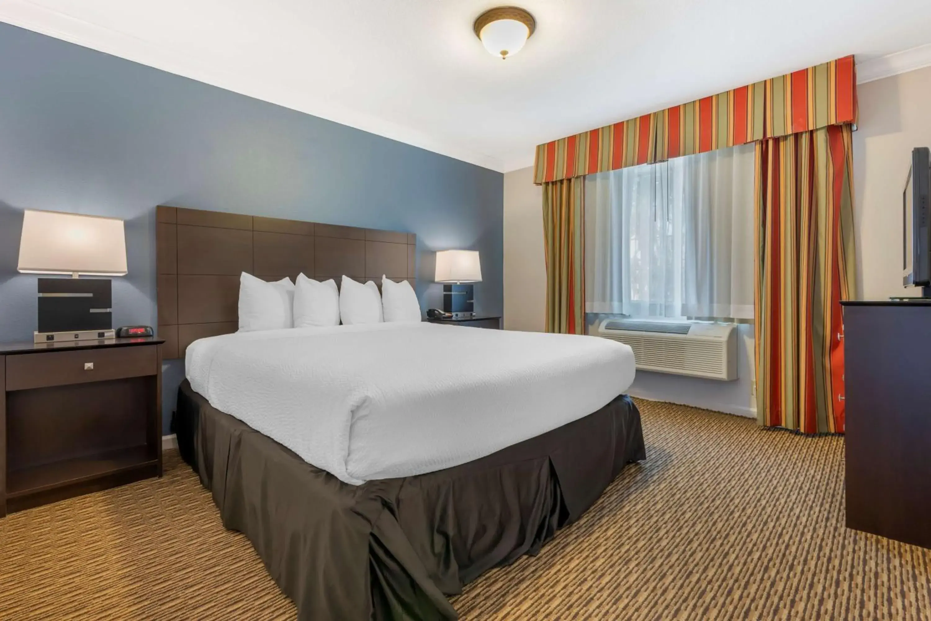 Bedroom, Bed in Best Western Colonial Inn Bedroom, Bed in Best Western Colonial Inn