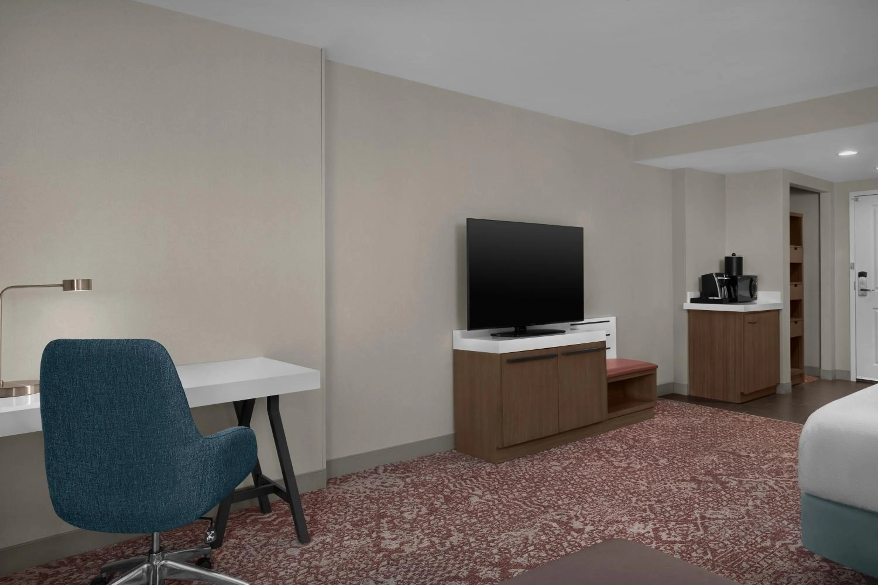 Bed in Hilton Garden Inn Philadelphia-Fort Washington