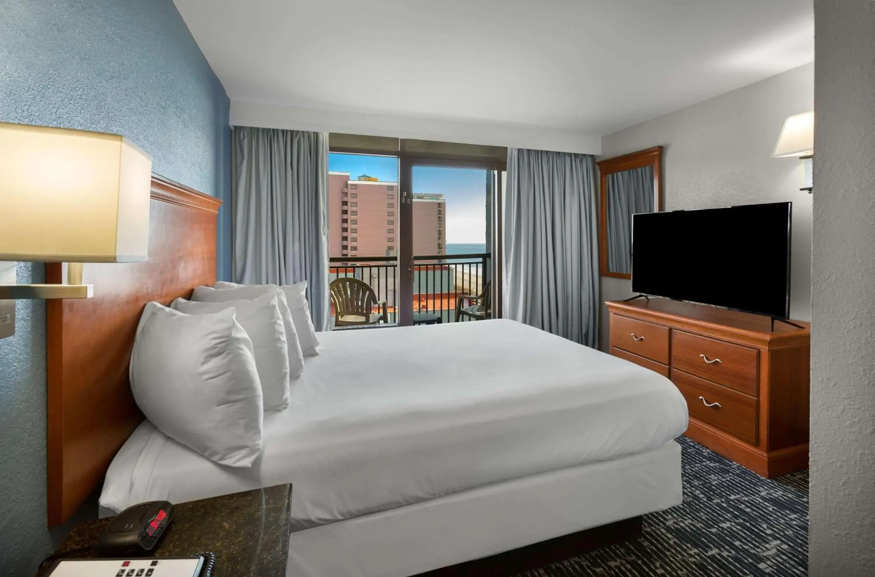 One-Bedroom Queen Suite with Sofa Bed and Partial Ocean View - Non-Smoking in Dayton House Resort - BW Signature Collection One-Bedroom Queen Suite with Sofa Bed and Partial Ocean View - Non-Smoking in Dayton House Resort - BW Signature Collection