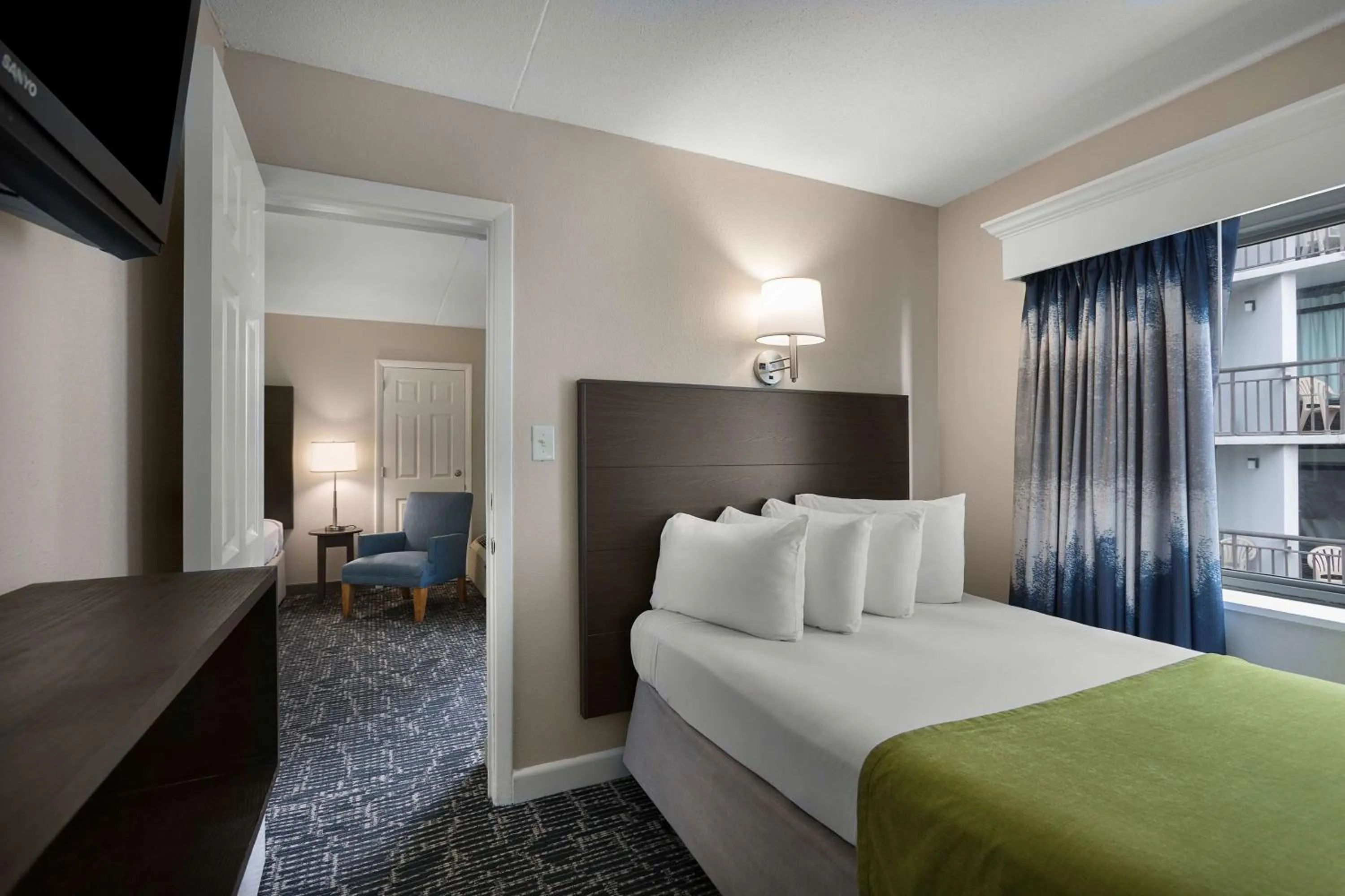 Bedroom, Bed in Dayton House Resort - BW Signature Collection