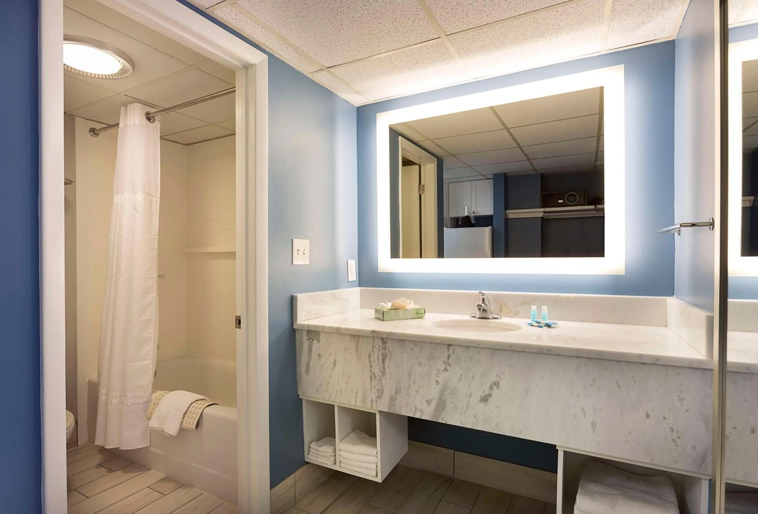 Bathroom in Dayton House Resort - BW Signature Collection