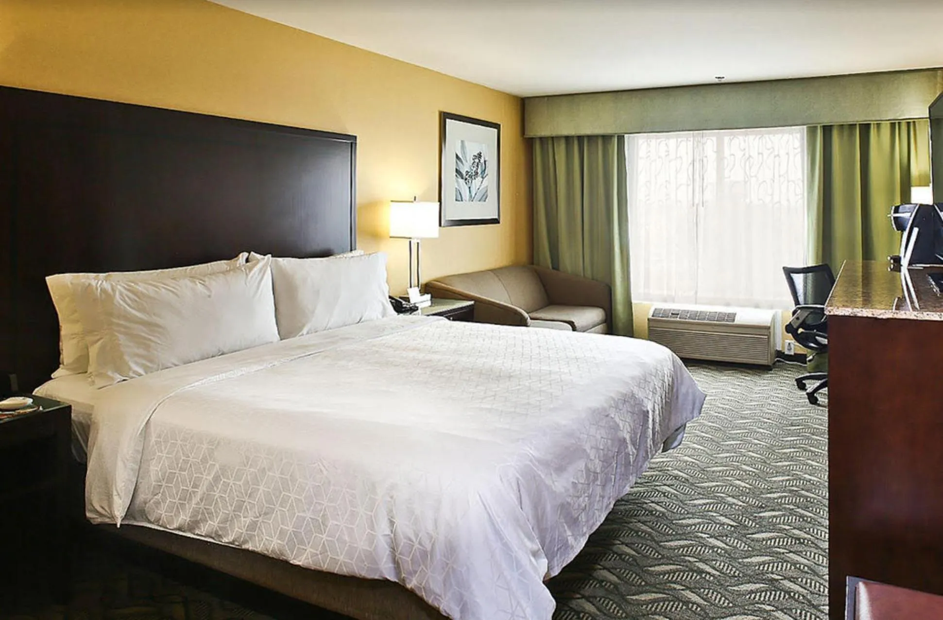 Bed in Holiday Inn Express Hotel & Suites San Jose-Morgan Hill by IHG