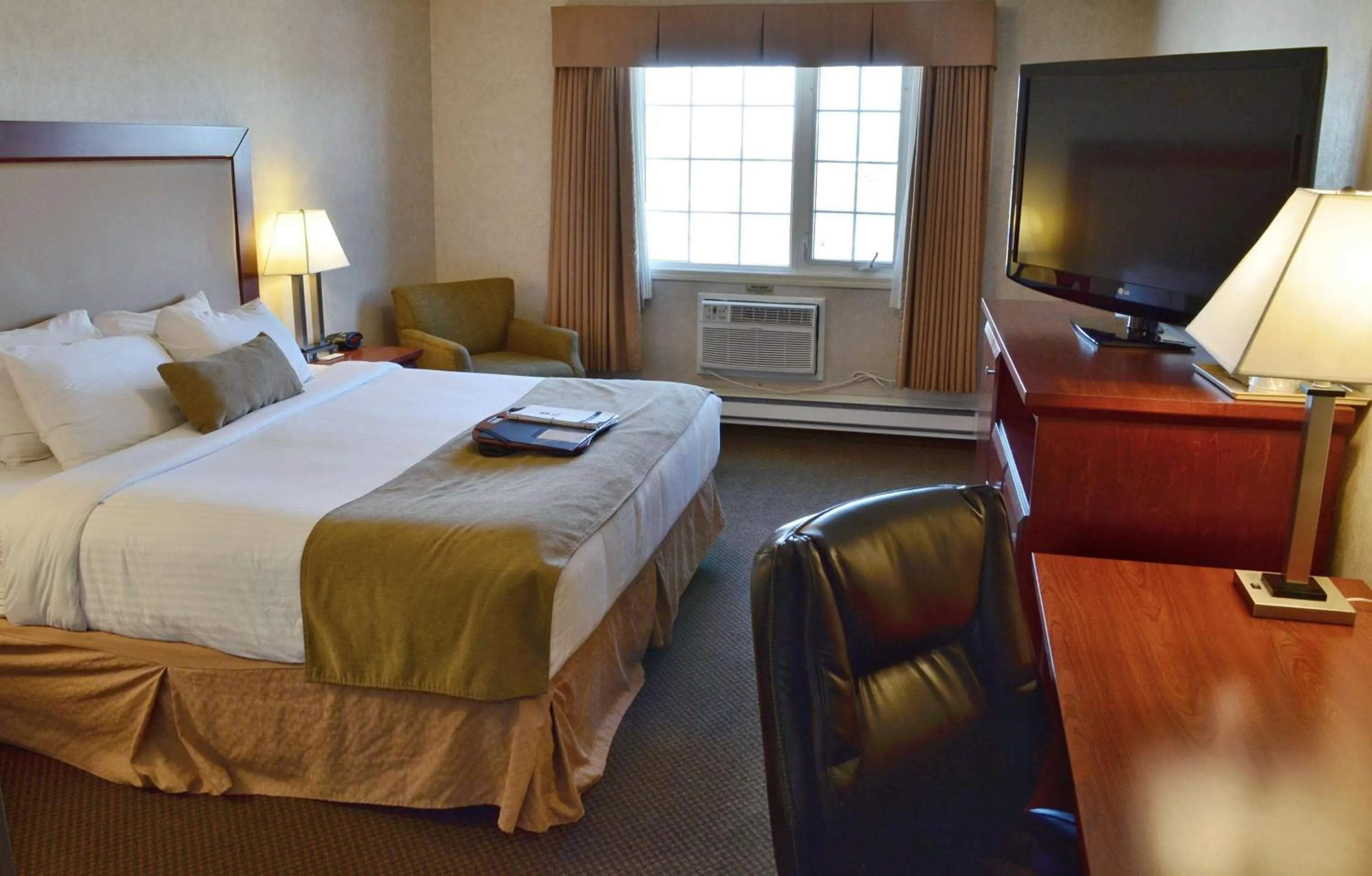 Living room, Bed in Best Western Gold Rush Inn